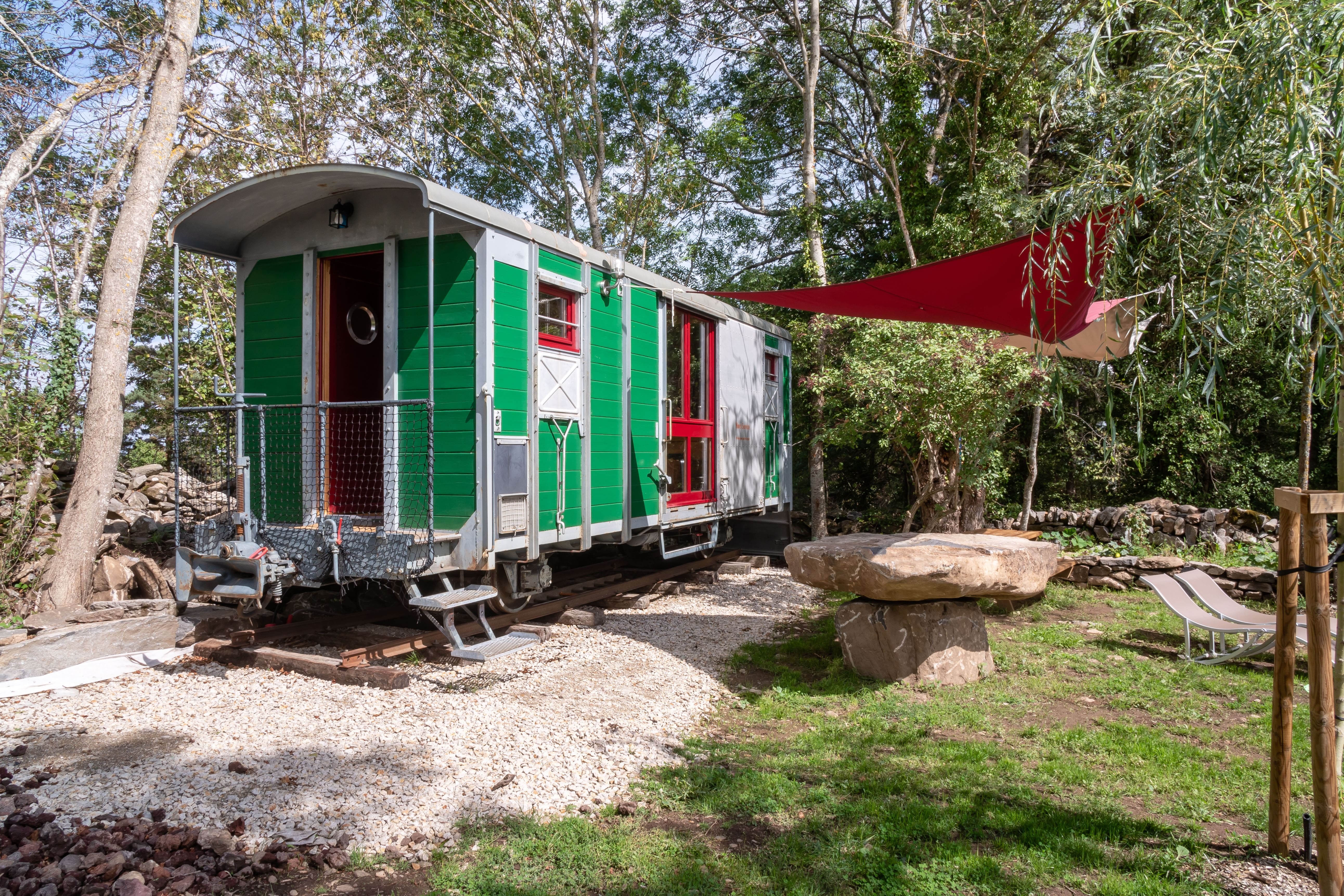 Le Wagon des Freytisses : une expérience insolite en Auvergne — Roulotte à Bessamorel