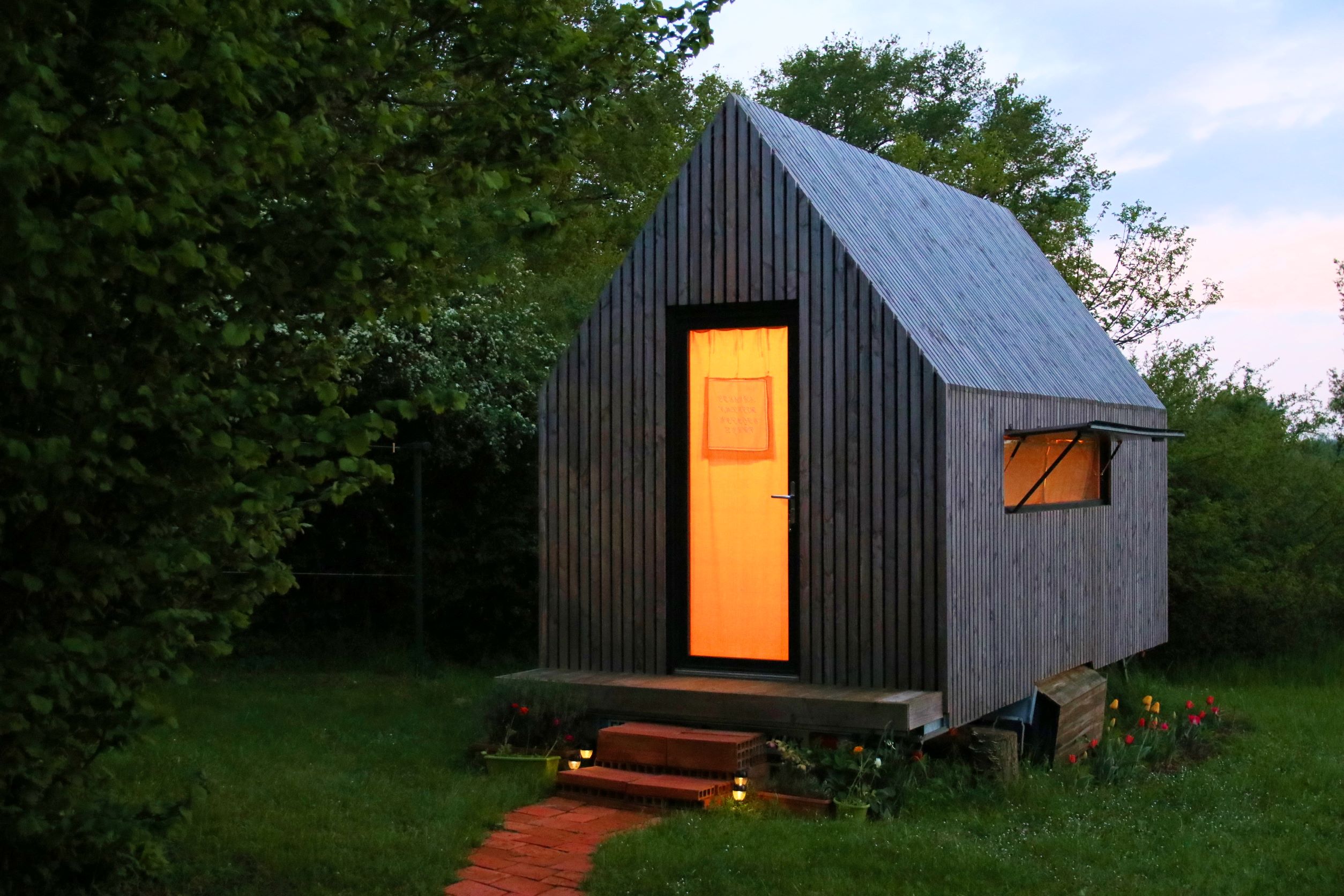 Un p'Tiny dans le jardin — Tiny House avec spa à Charente à Châteauneuf-sur-Charente — vue intérieure