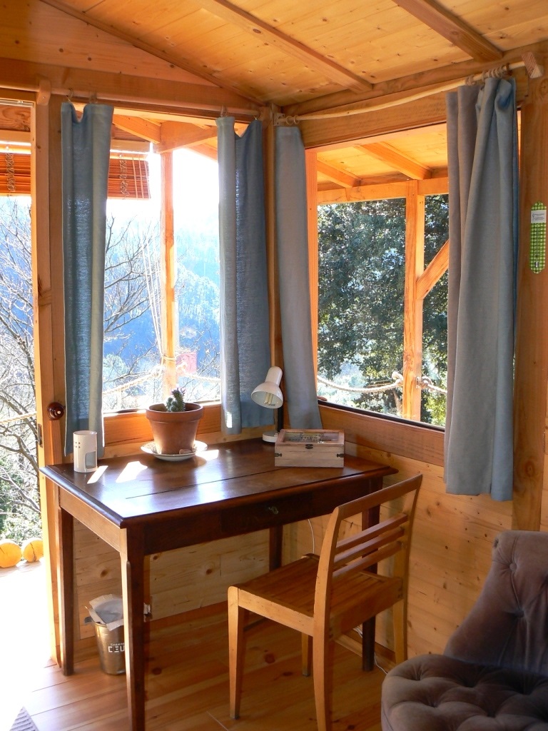 La Cabane sur pilotis : une évasion unique en Languedoc-Roussillon à Chambon — espace de vie