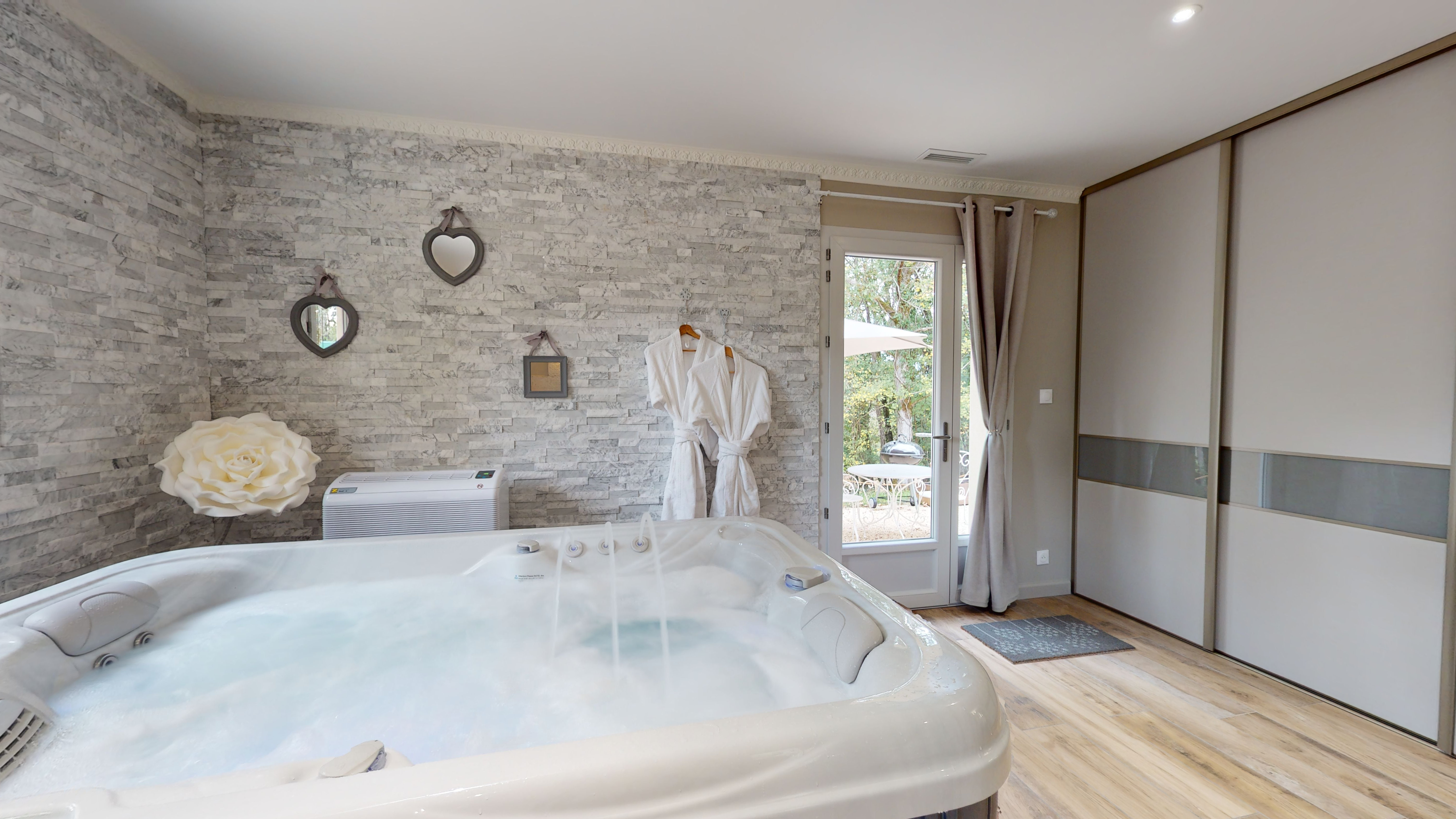 Gîte Romantique & Spa privatif — Maison insolite avec jacuzzi en Dordogne