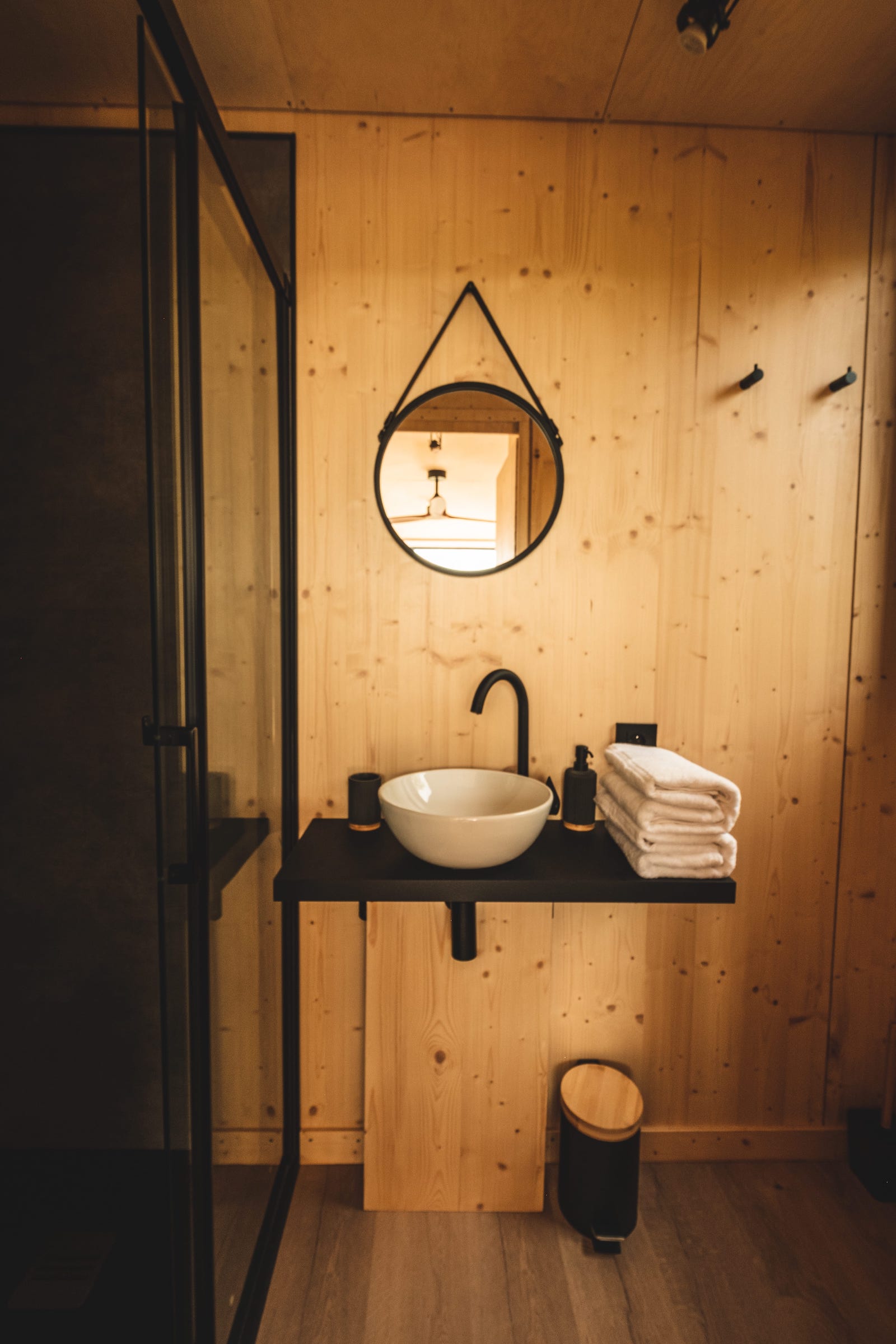Tiny house moderne au cœur des vignes de Bourgogne à Saint-Père — cuisine