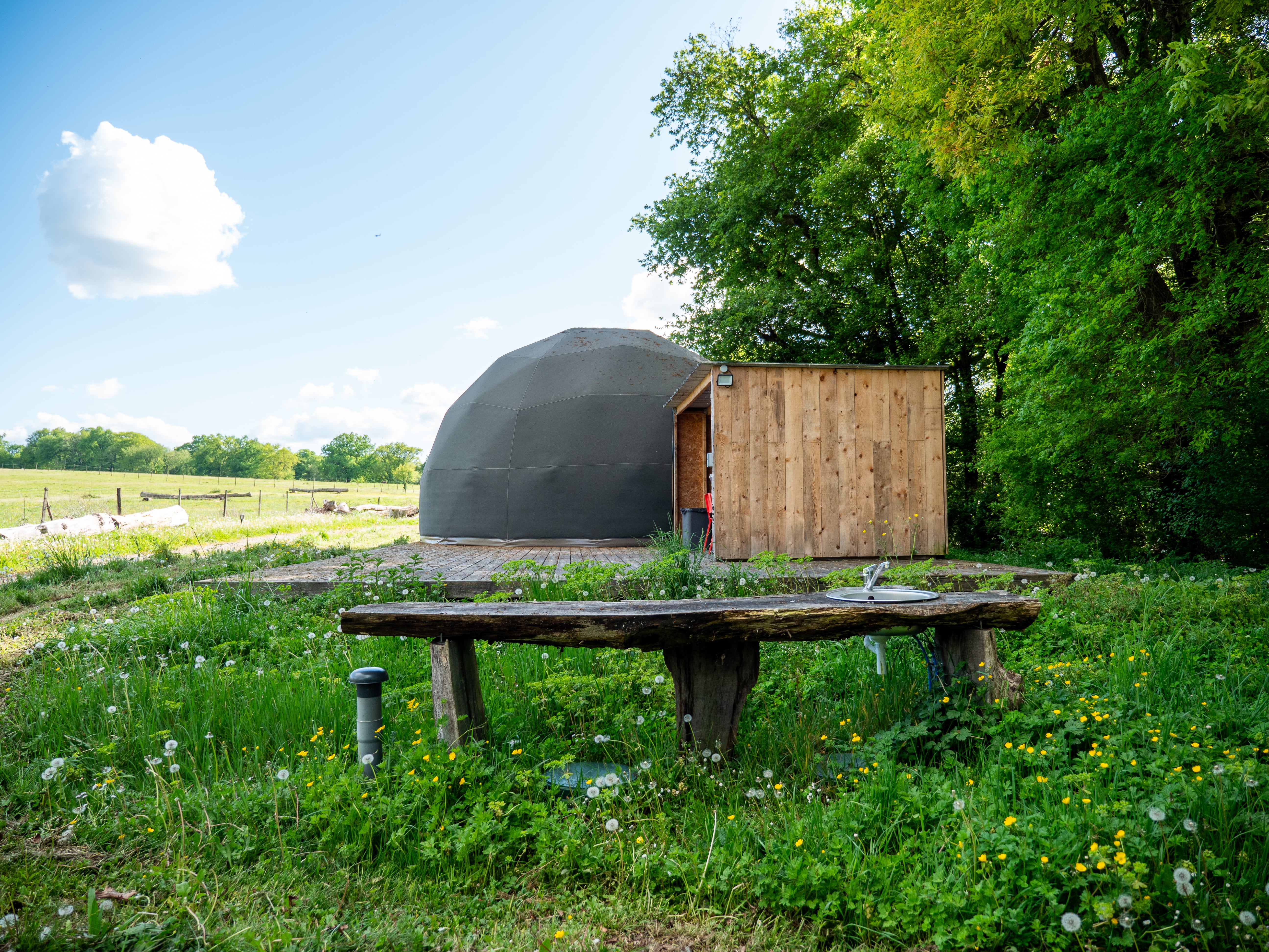 Un dôme glamping au bord d'un lac privé en Aquitaine à Sadirac — cuisine