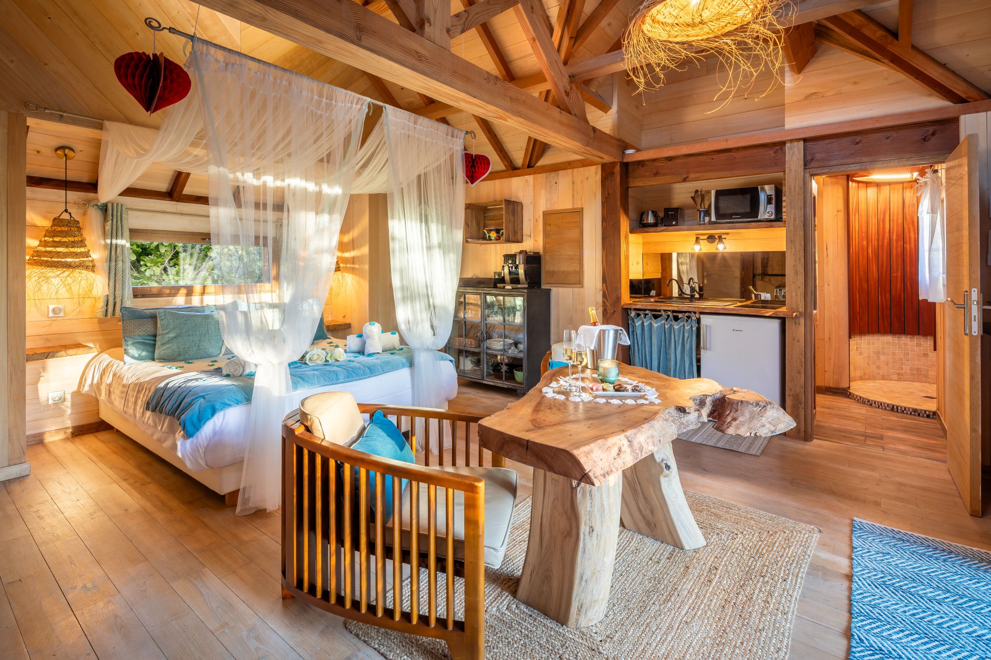 Cabane Spa Béquia : une expérience unique sur pilotis en Aquitaine à Carsac-Aillac — vue intérieure