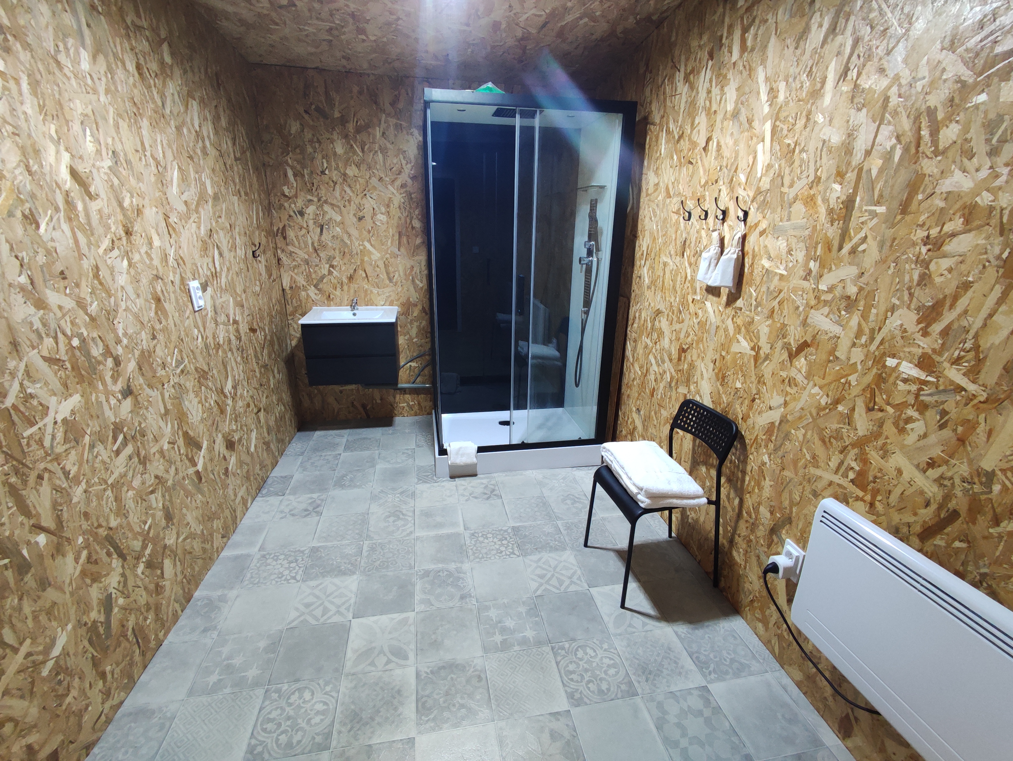 Le Dôme de la Maison de Tari — Nuit insolite avec spa en Dordogne à Périgueux — salle de bain