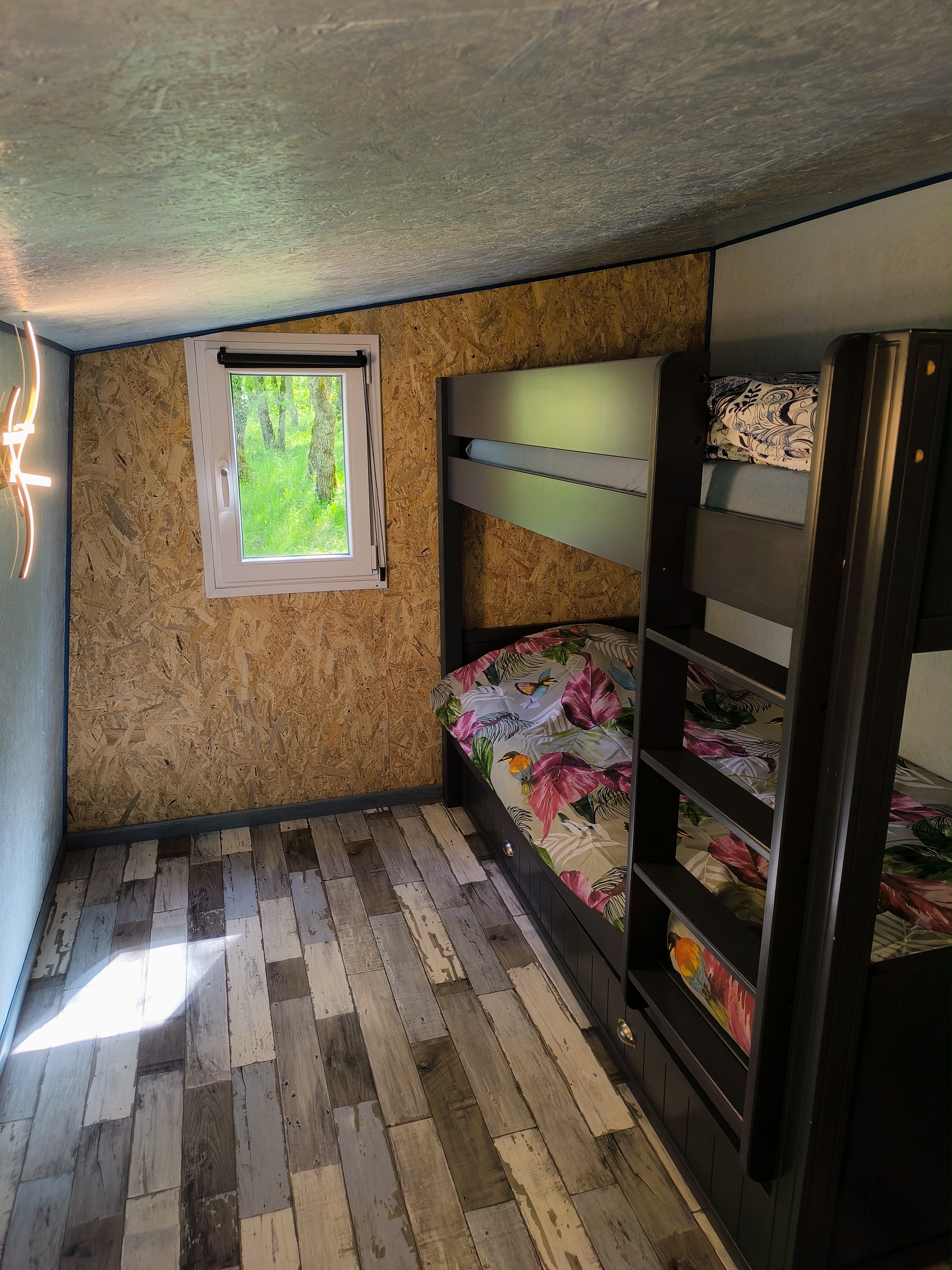 Le Refuge Des Bois de Morphée : une cabane immersive en pleine nature à Escamps — salle de bain