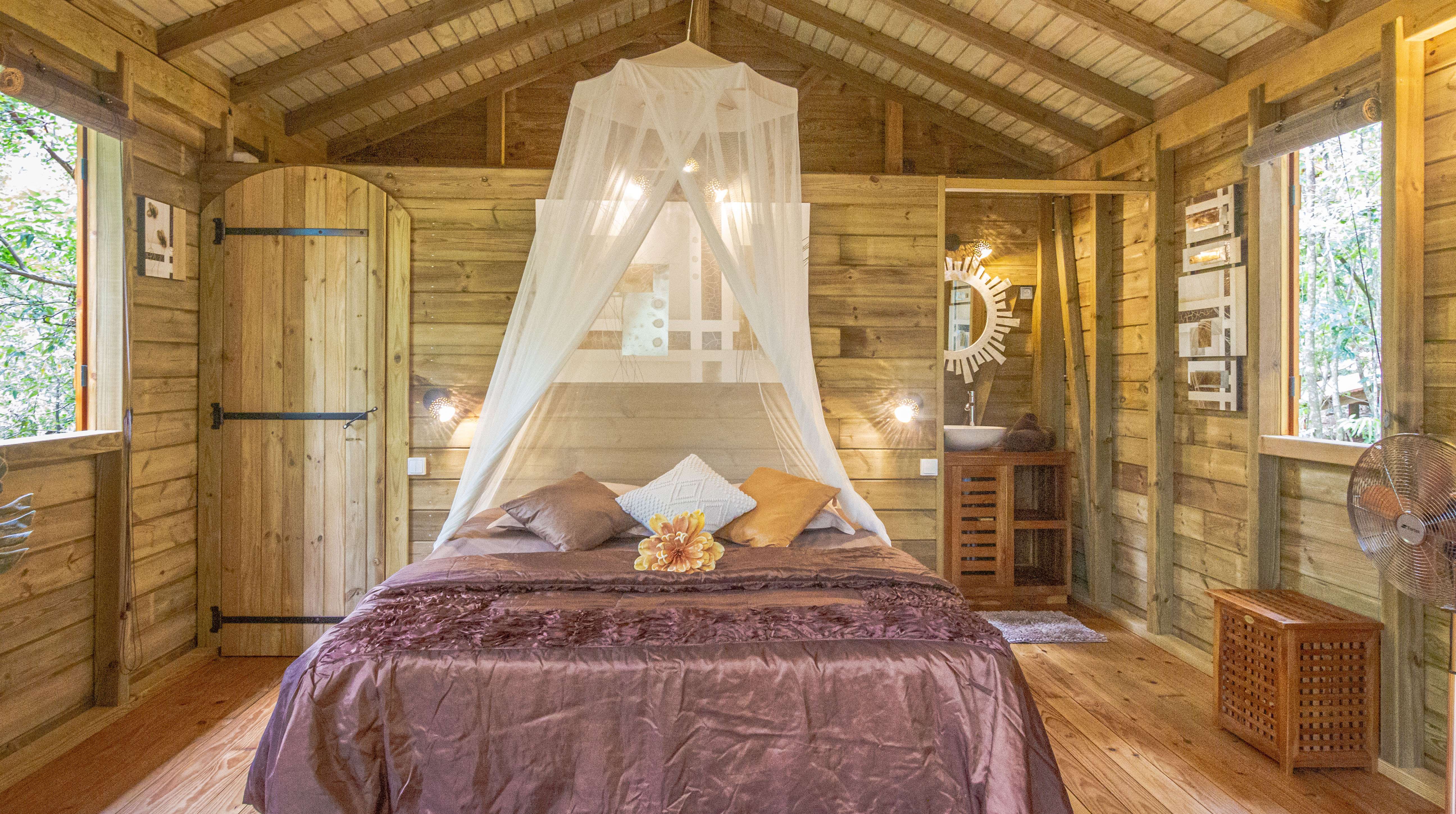 Le Nid des Colibris : une cabane dans les arbres en Guadeloupe à Deshaies — salle de bain