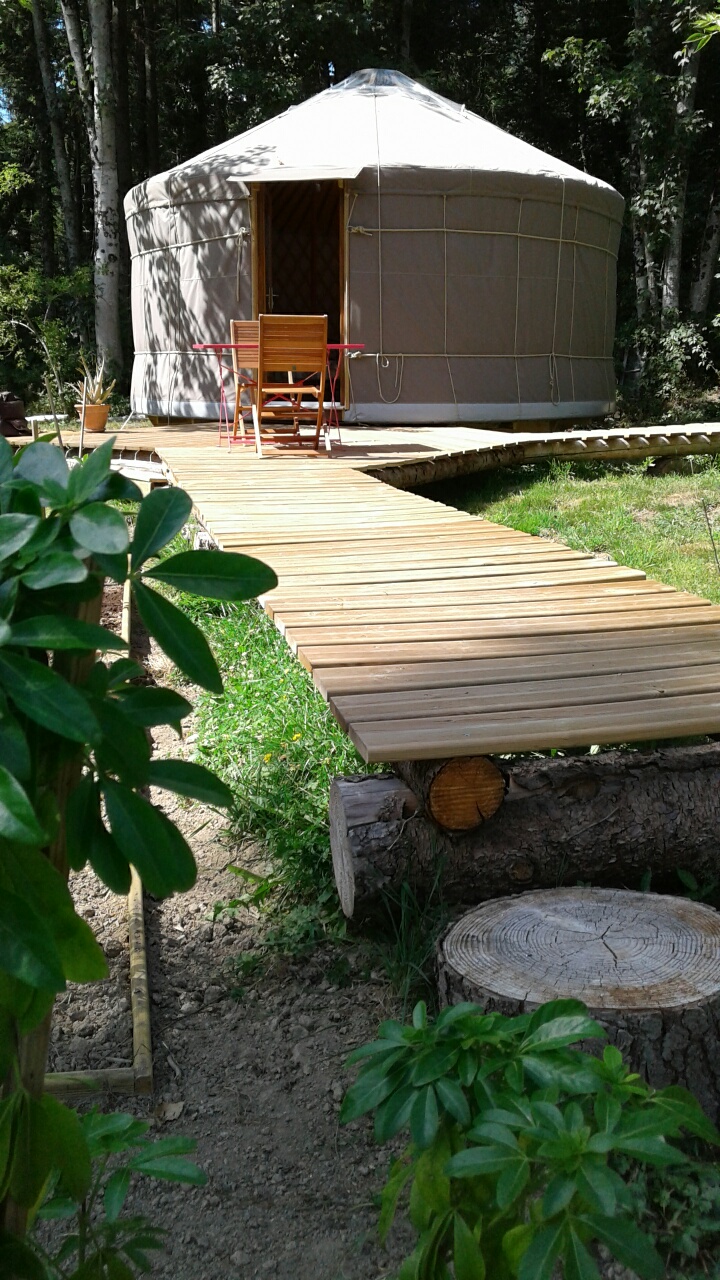 Votre évasion en yourte au cœur de la verdure auvergnate à Treignat — espace de vie