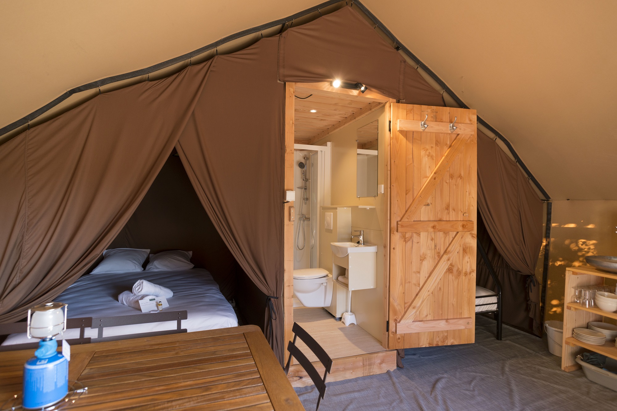 Tente Trappeur II — Lodge safari avec spa à Sud Ardèche à Saint-Genis-Les-Ollières — chambre