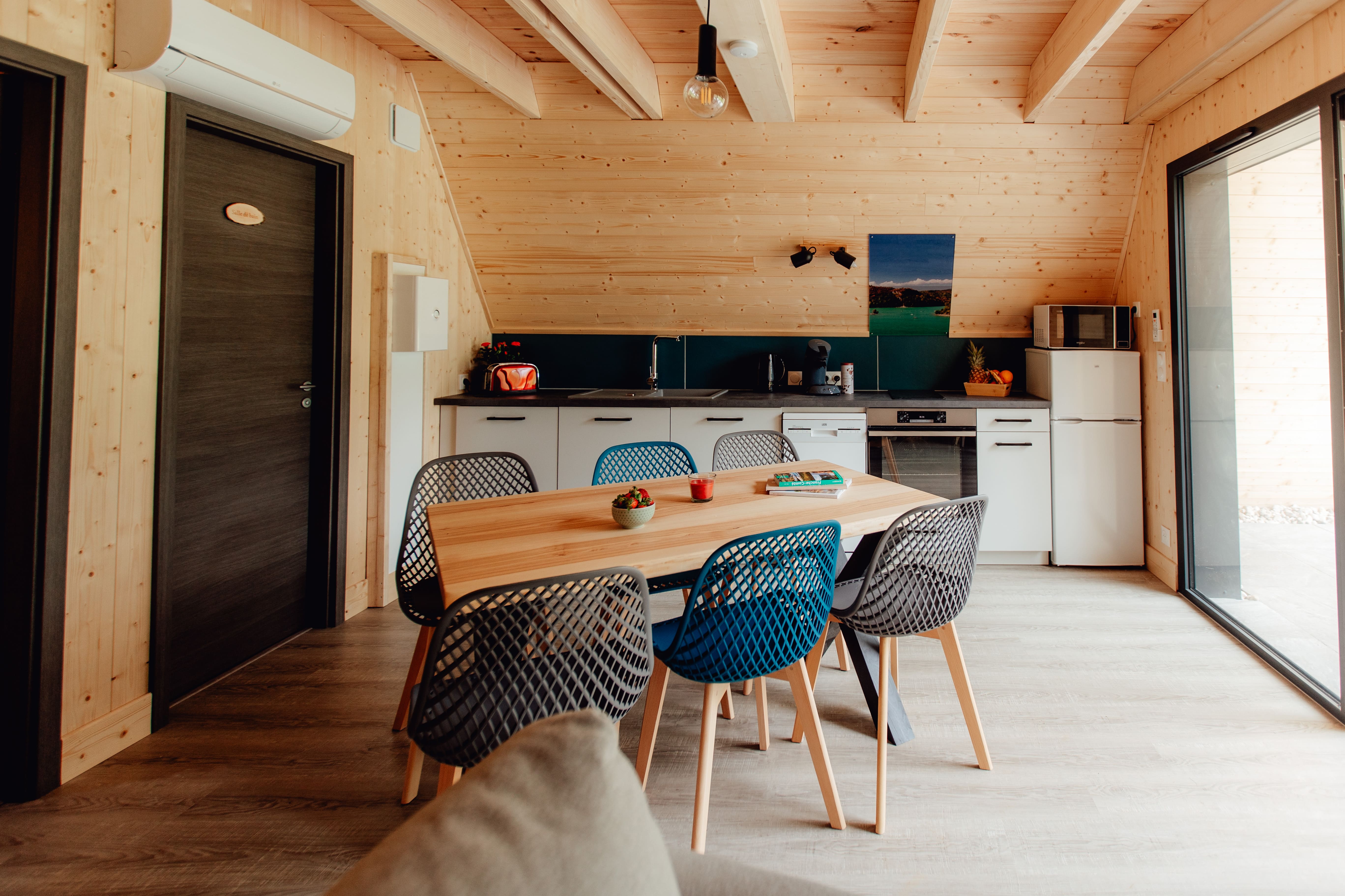 Chalet Vouglans : une cabane immersive en Franche-Comté à Coyron — salle de bain