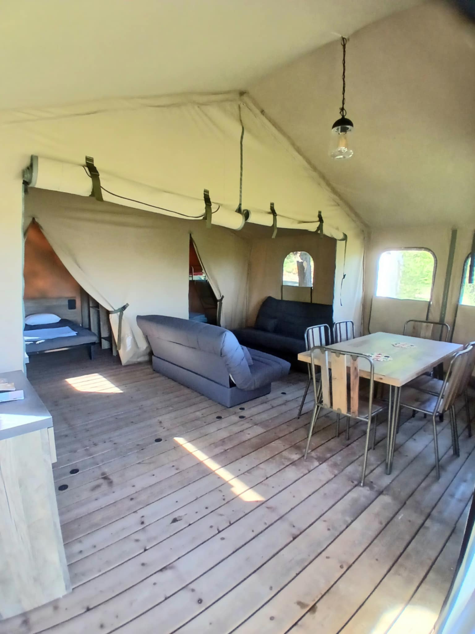 Lodge familial — Séjour avec spa à Tarn à Rabastens — vue intérieure