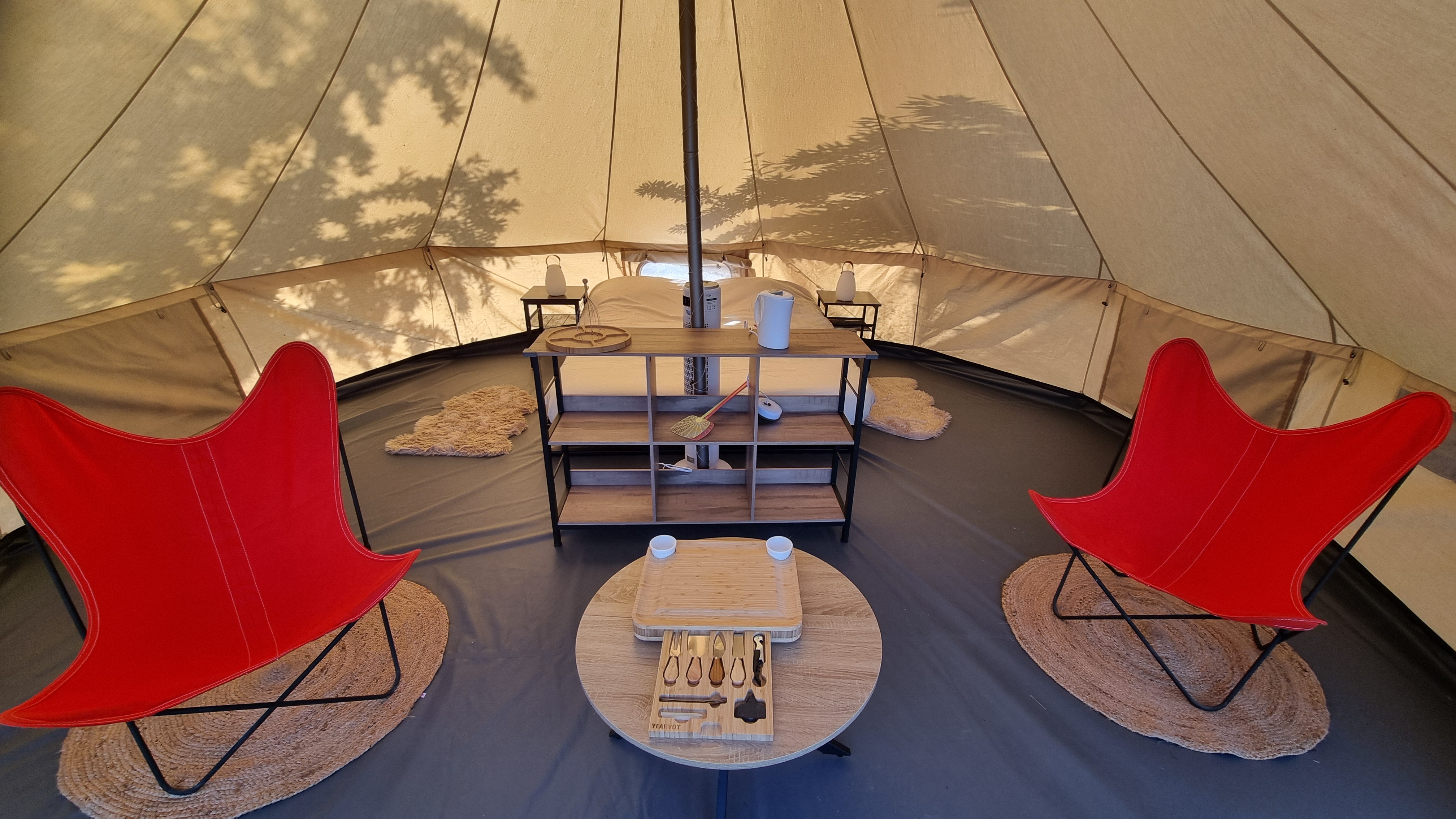 Les Lavandes : une expérience unique en tente lodge à Valensole — espace de vie