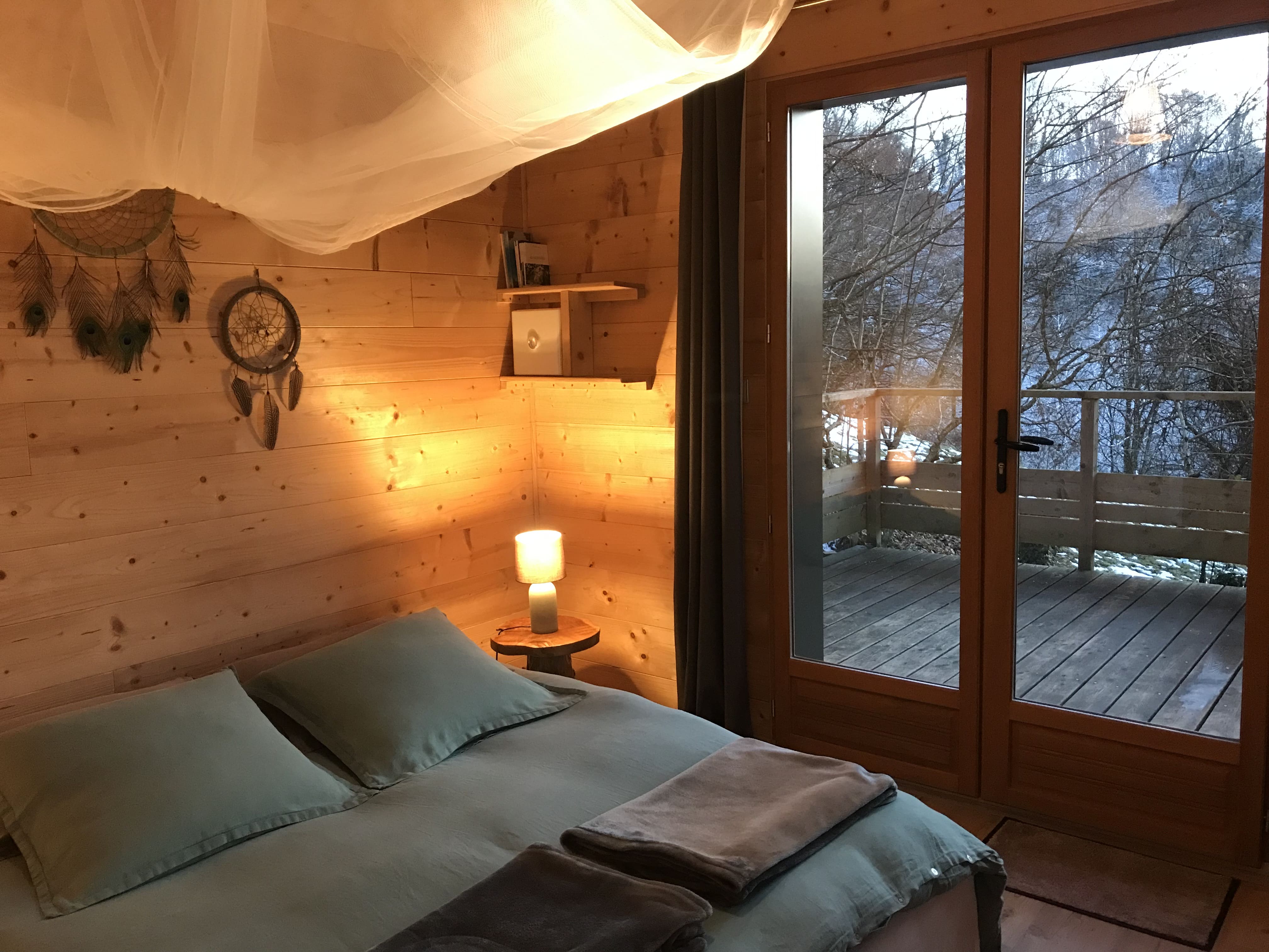 La Cabane aux Rêves Spa — Cabane sur pilotis avec jacuzzi en Savoie à Sainte-Marie-D'alvey — salle de bain