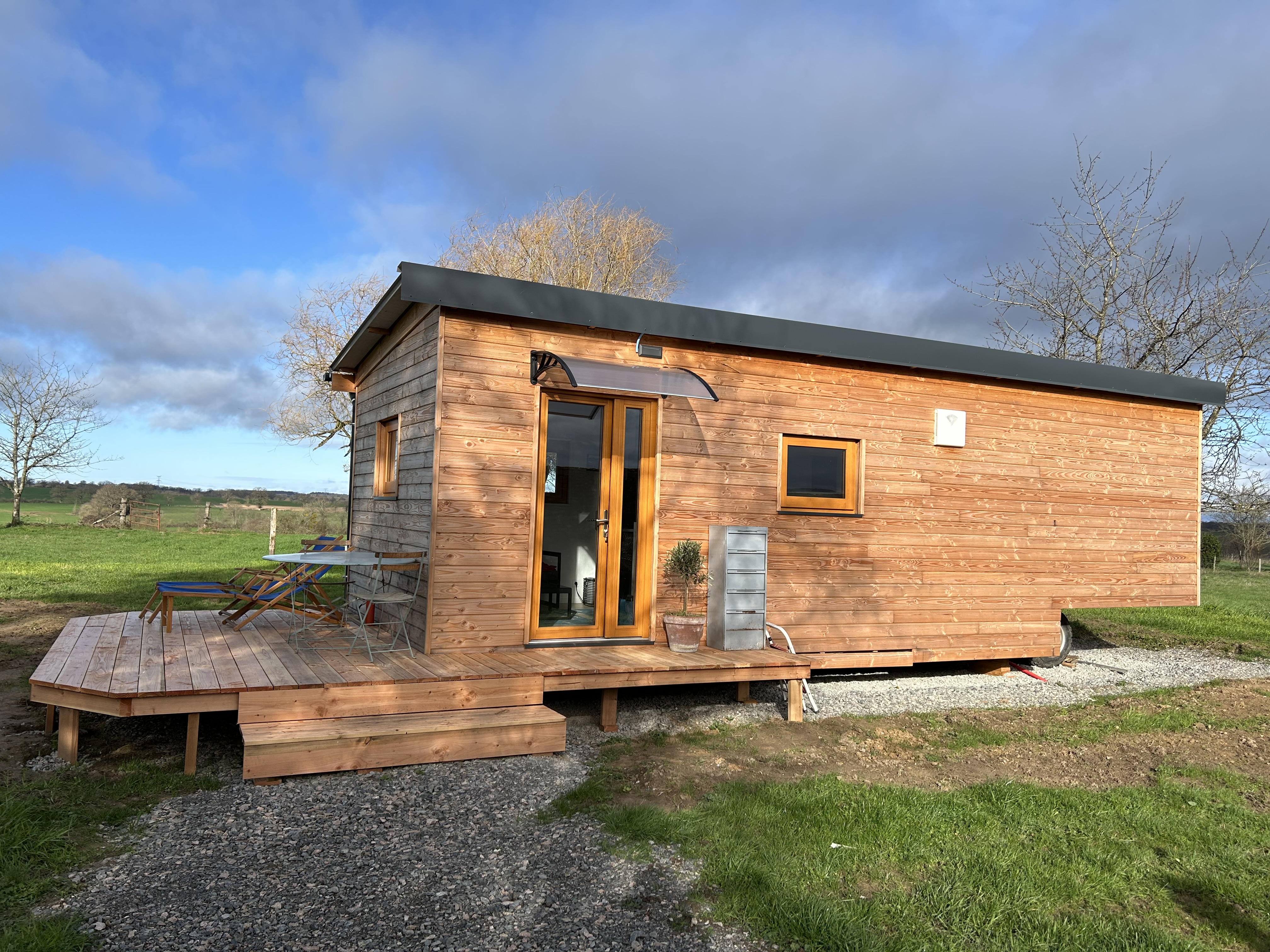 Évasion dans une tiny house moderne en Bourgogne à Chevenon — espace de vie