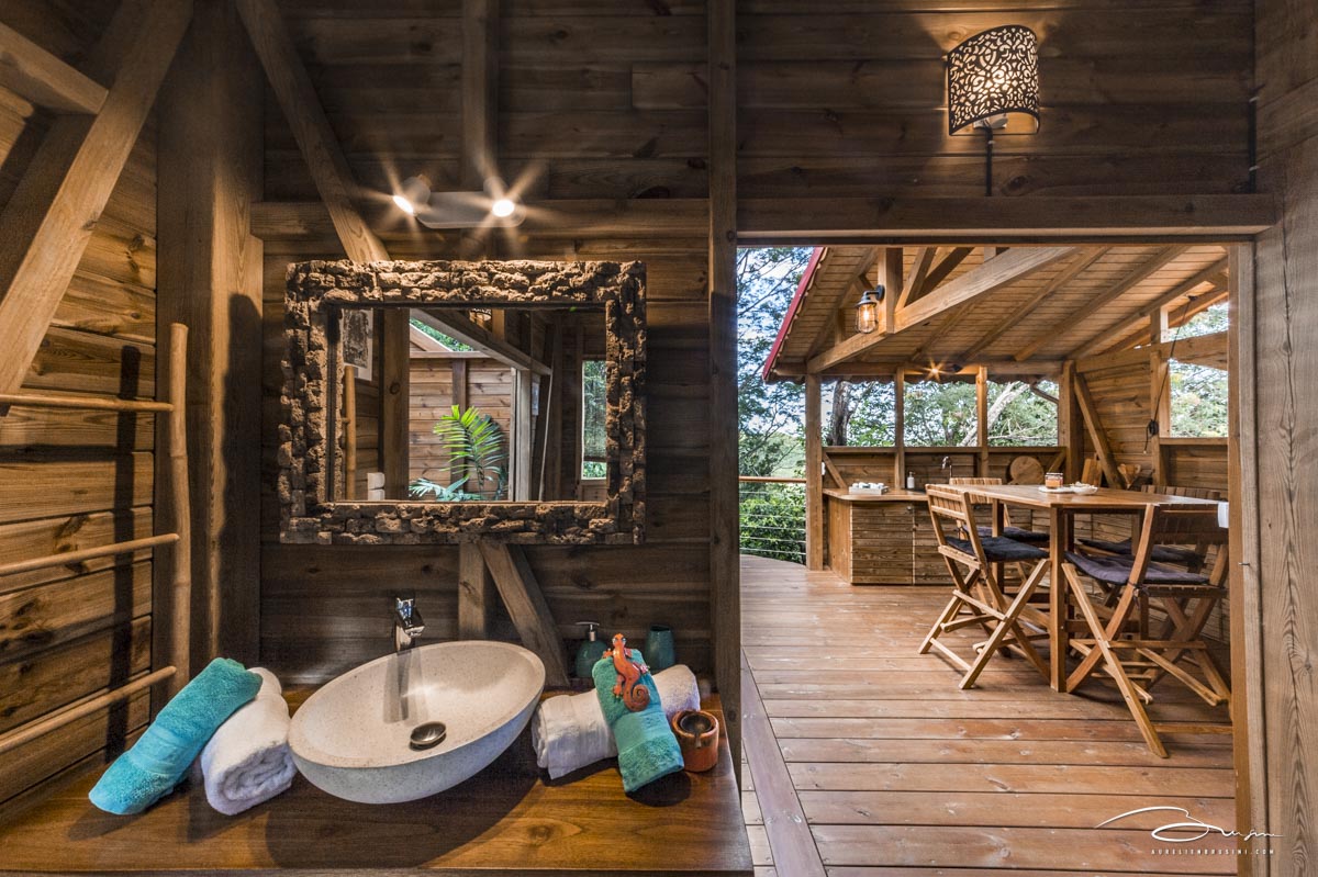 Jungle Lodge : cabane dans les arbres avec piscine privée à Deshaies — chambre