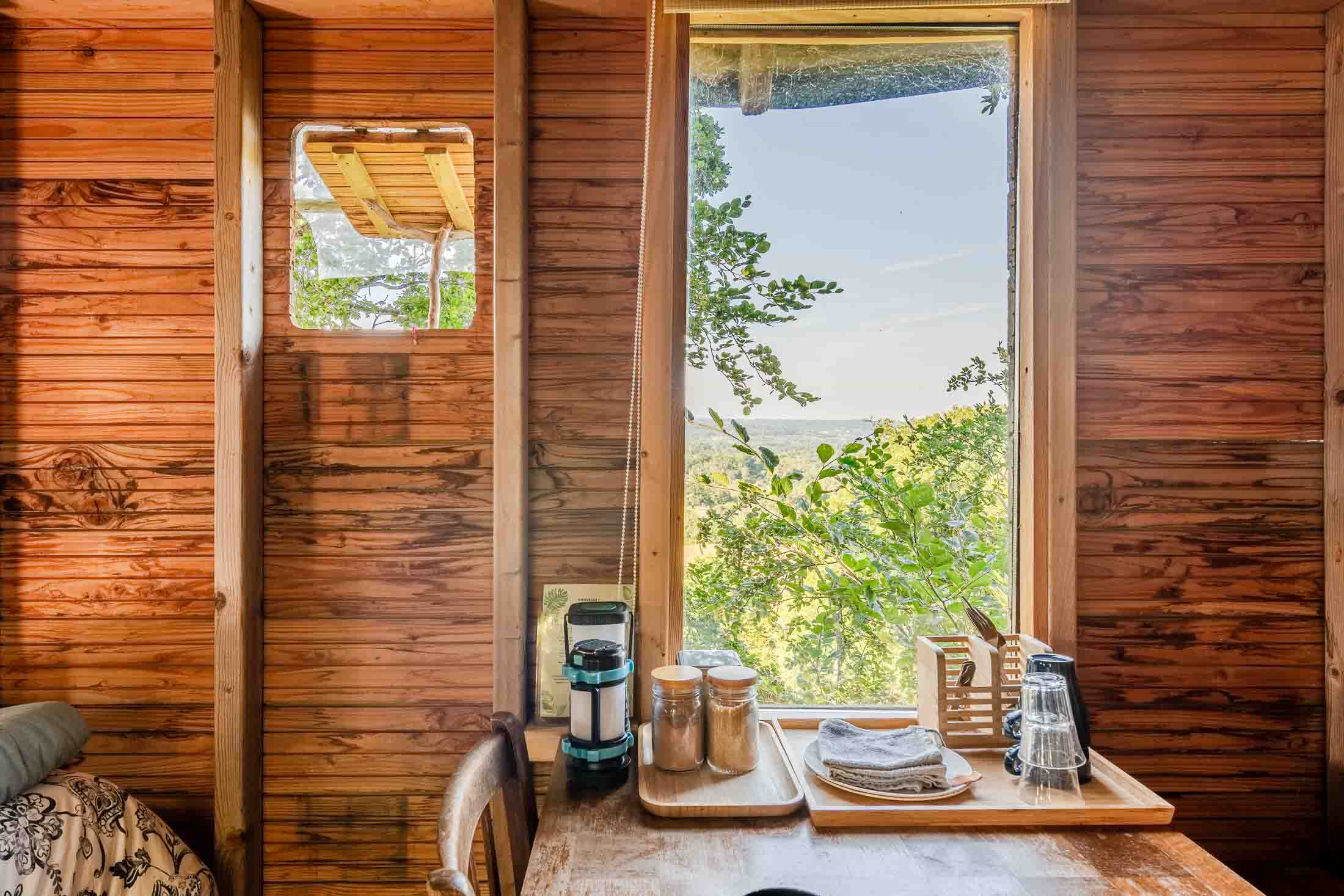 Cabane Grand Duc — Nuit perchée à 21m dans les arbres en Calvados à Noues de Sienne — vue depuis la terrasse