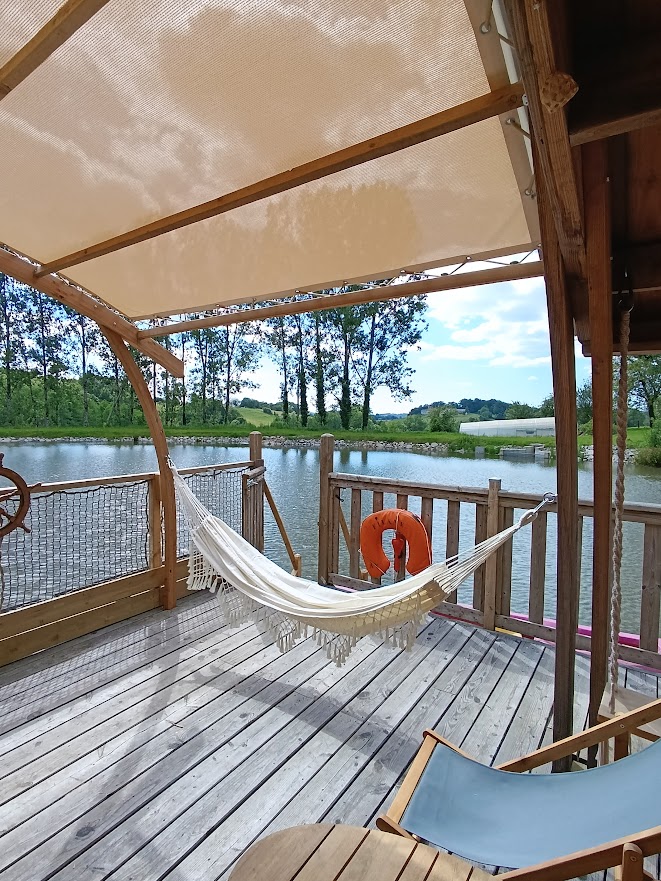Cabane du Martin Pêcheur : une expérience unique sur l'eau à Saint Germain Les Vergnes — chambre
