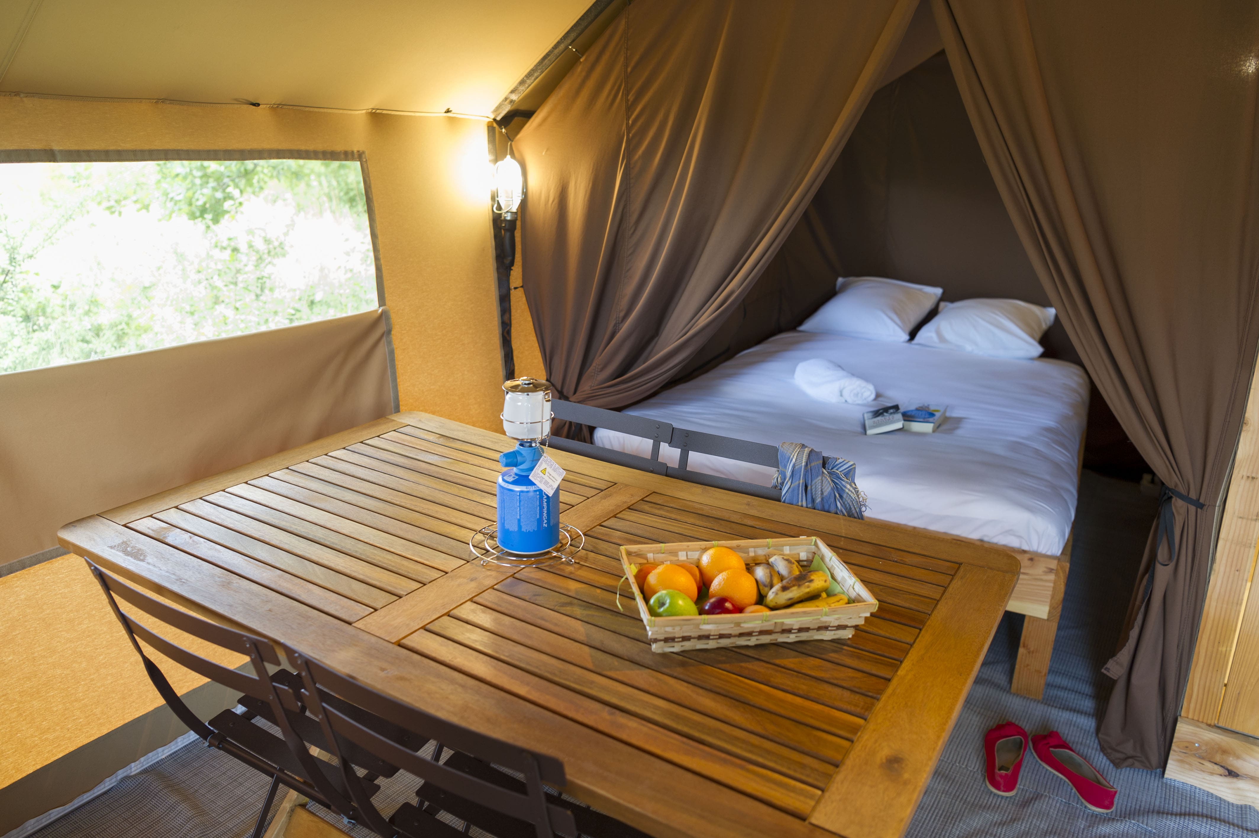 Tente Trappeur — Glamping au bord du Lac de la Siauve dans le Cantal à Saint-Genis-Les-Ollières — salle de bain