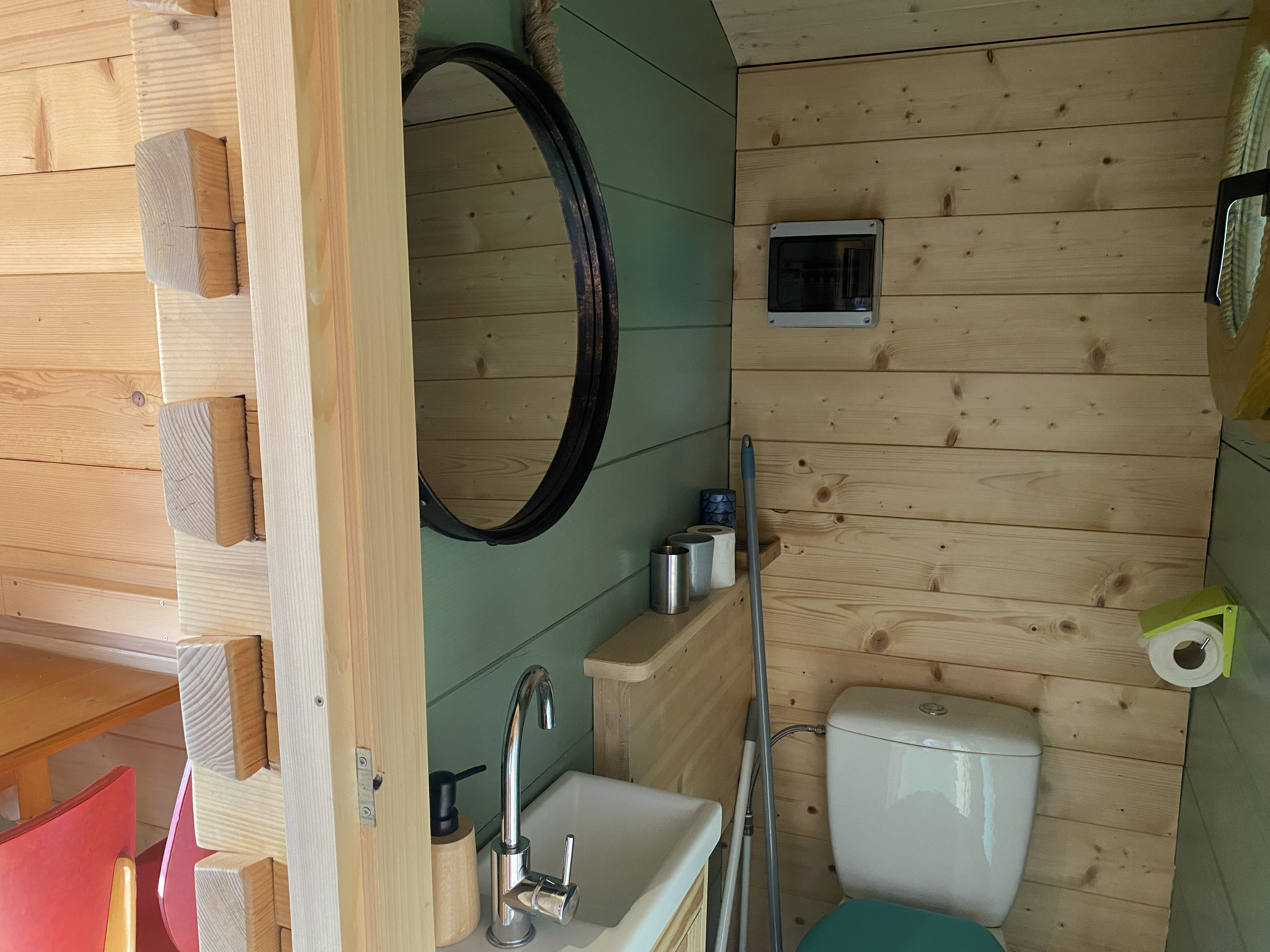 Tiny house 3-4 places — Séjour paisible avec spa à Puy-de-Dôme à Issoire — détail architectural