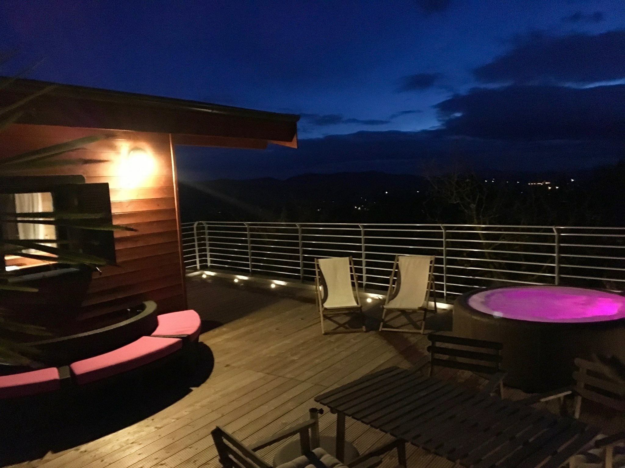Évasion romantique dans une cabane sur pilotis avec spa à Vogüé — vue depuis la terrasse