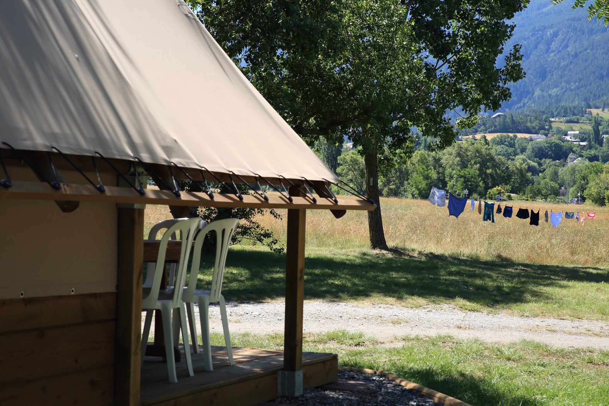 Cabane Lauzerot : une évasion en pleine nature à Baratier — espace de vie