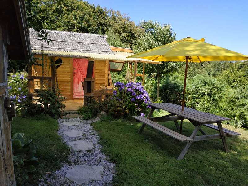 La Cahutte du P'tit Gris : une cabane au cœur de la nature normande à Fermanville — espace de vie