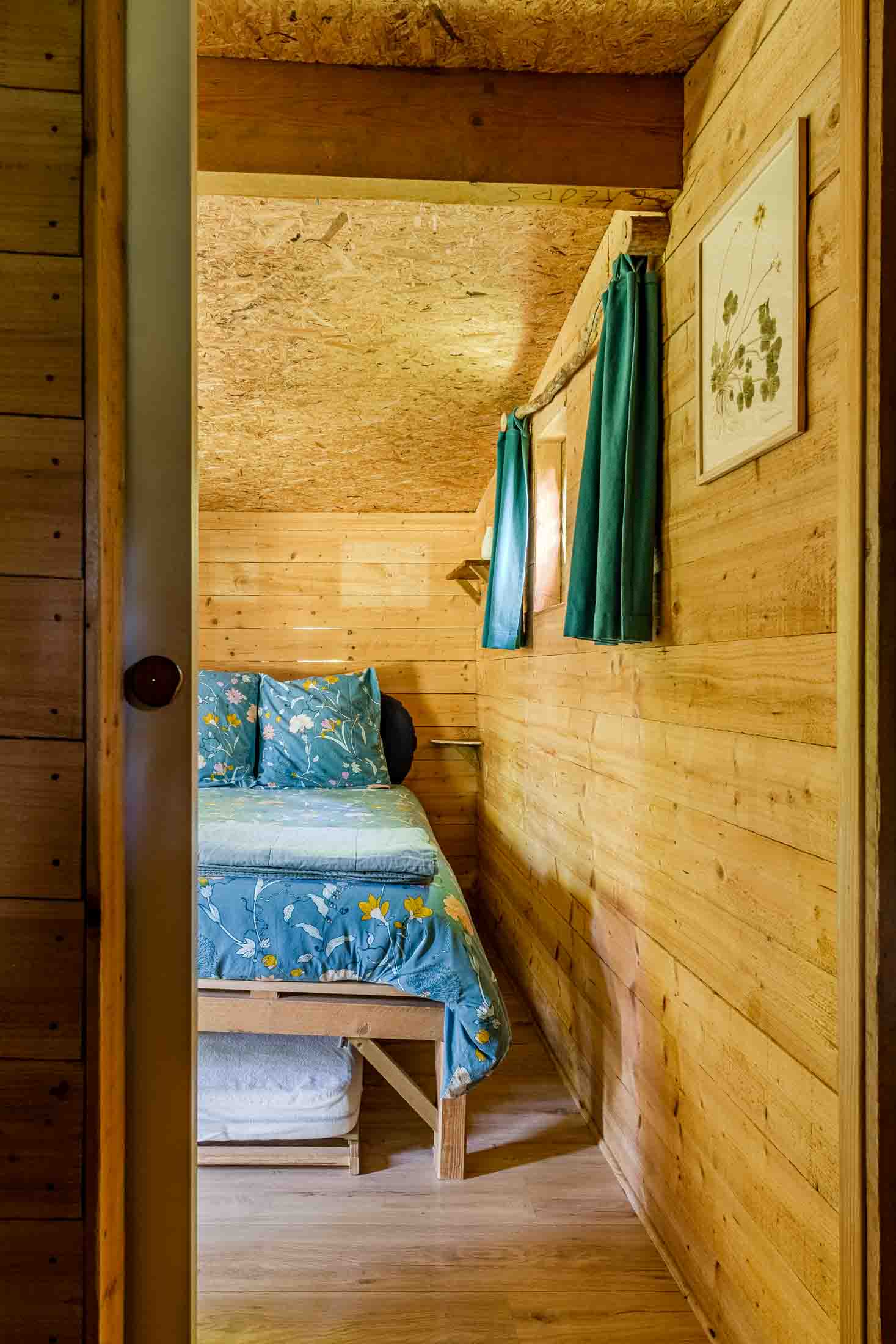 Cabane Pivert — Nuit perchée à 8m dans un châtaignier en Calvados à Caen — environnement naturel