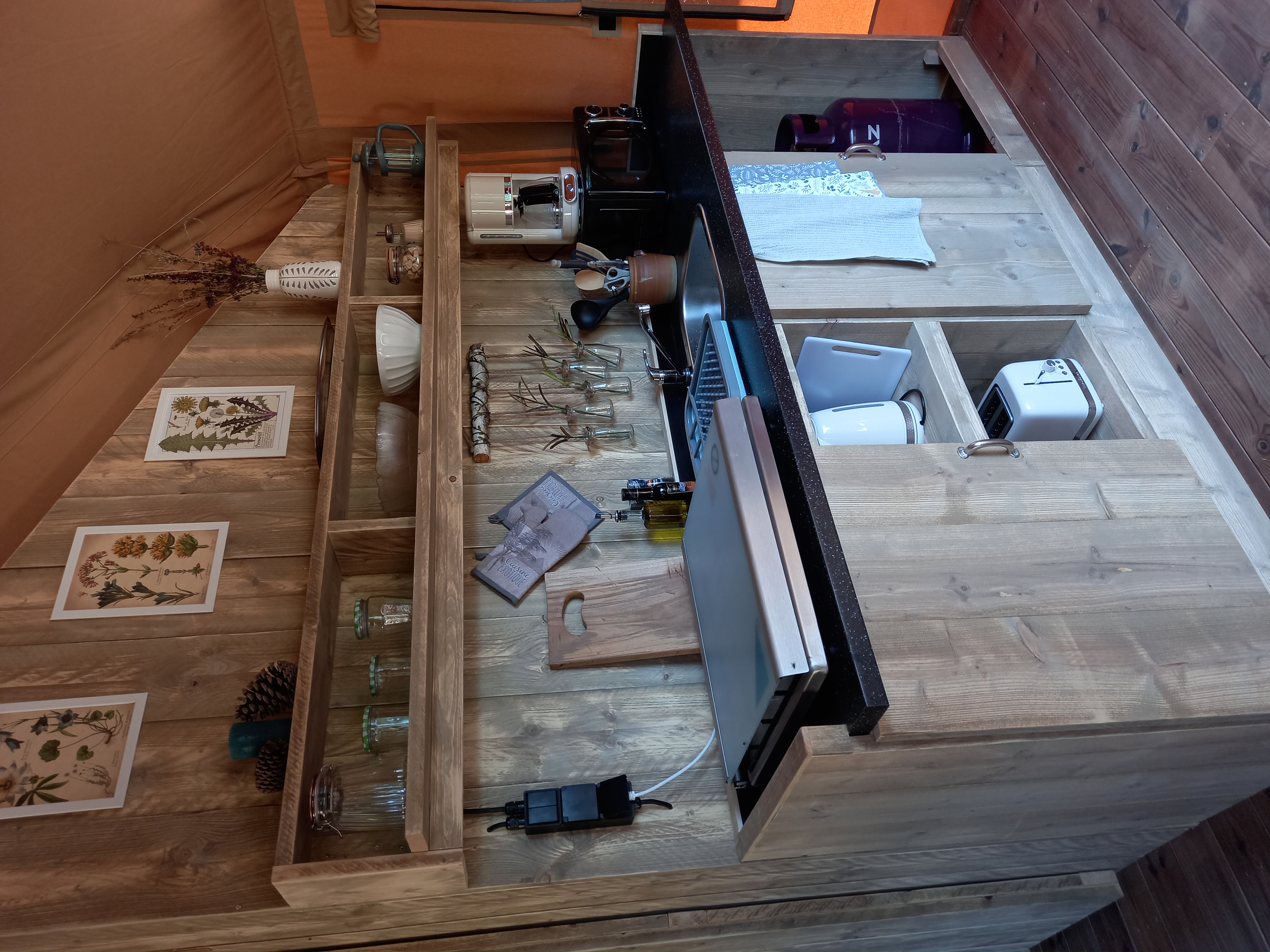 Ecolodge Sunshine : un refuge safari au cœur des Midi-Pyrénées à Biran — espace de vie