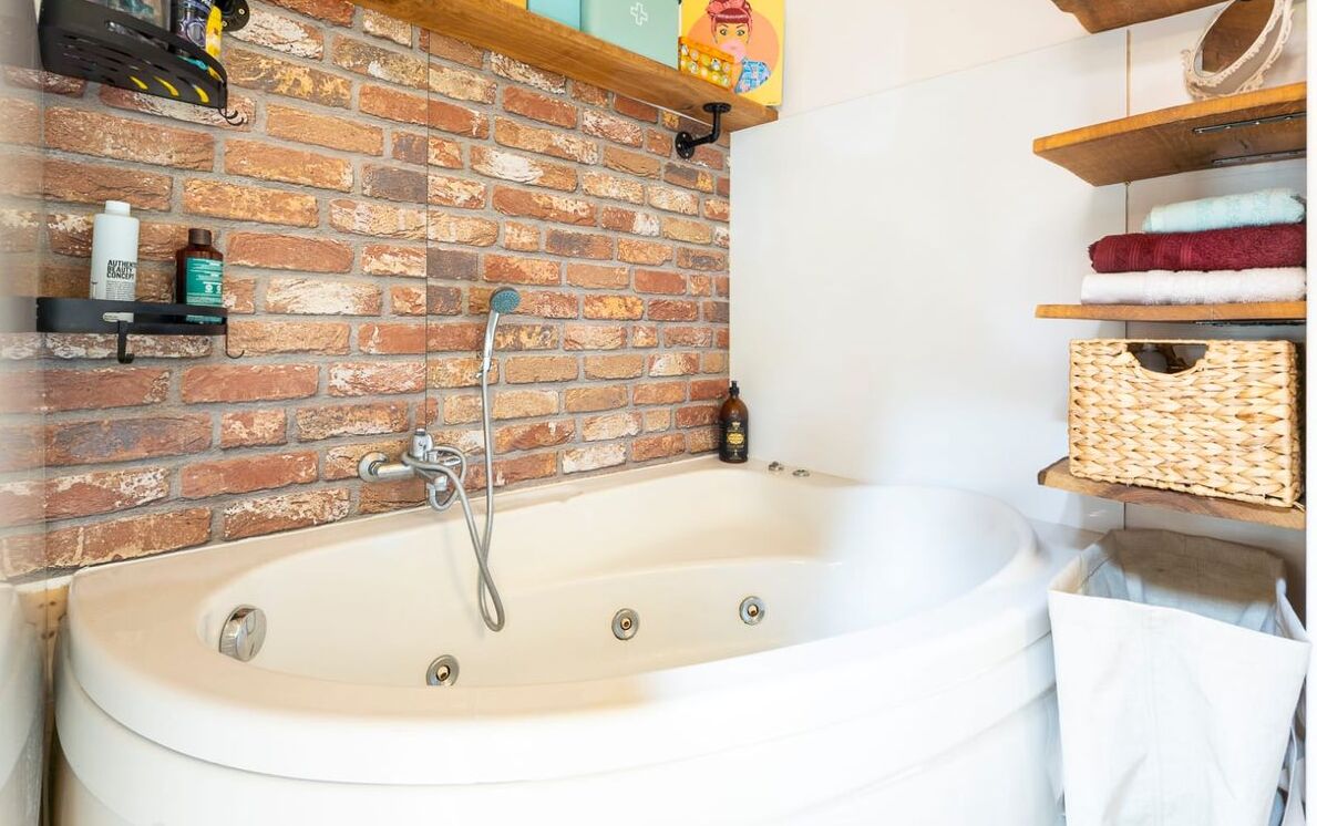 La tiny house sous les étoiles — Nuit cosy avec baignoire à Morbihan à Saint-Jean-Brévelay — cuisine