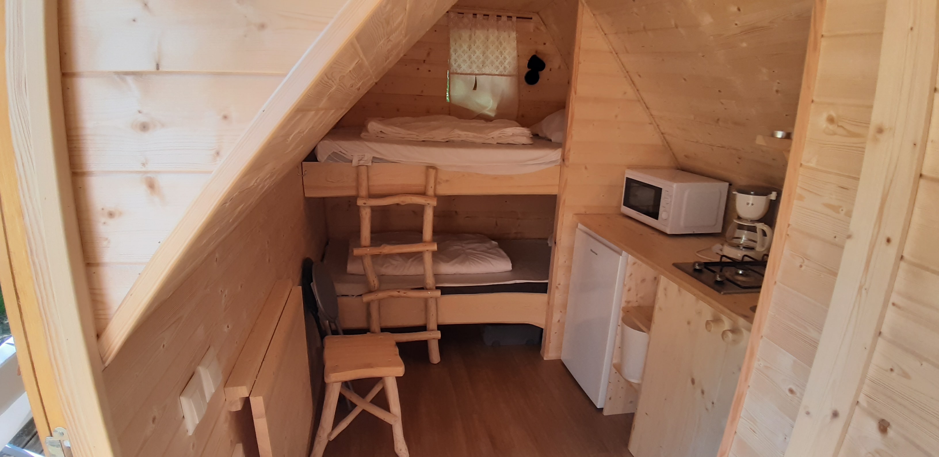Évasion enchantée dans une cabane magique pour 4 personnes à Arlebosc — espace de vie