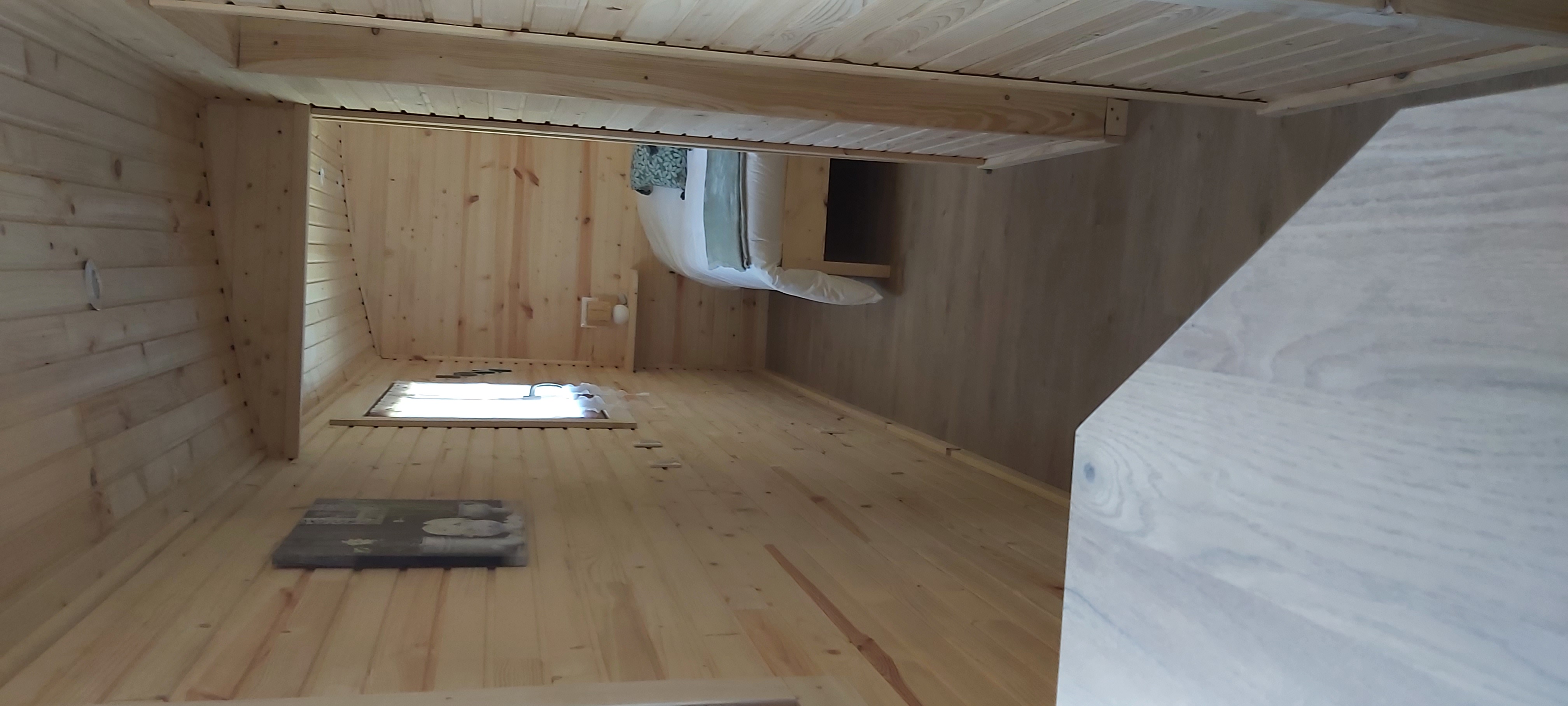 Évasion bucolique dans une roulotte au cœur de l'Auvergne à Vallon-En-Sully — chambre