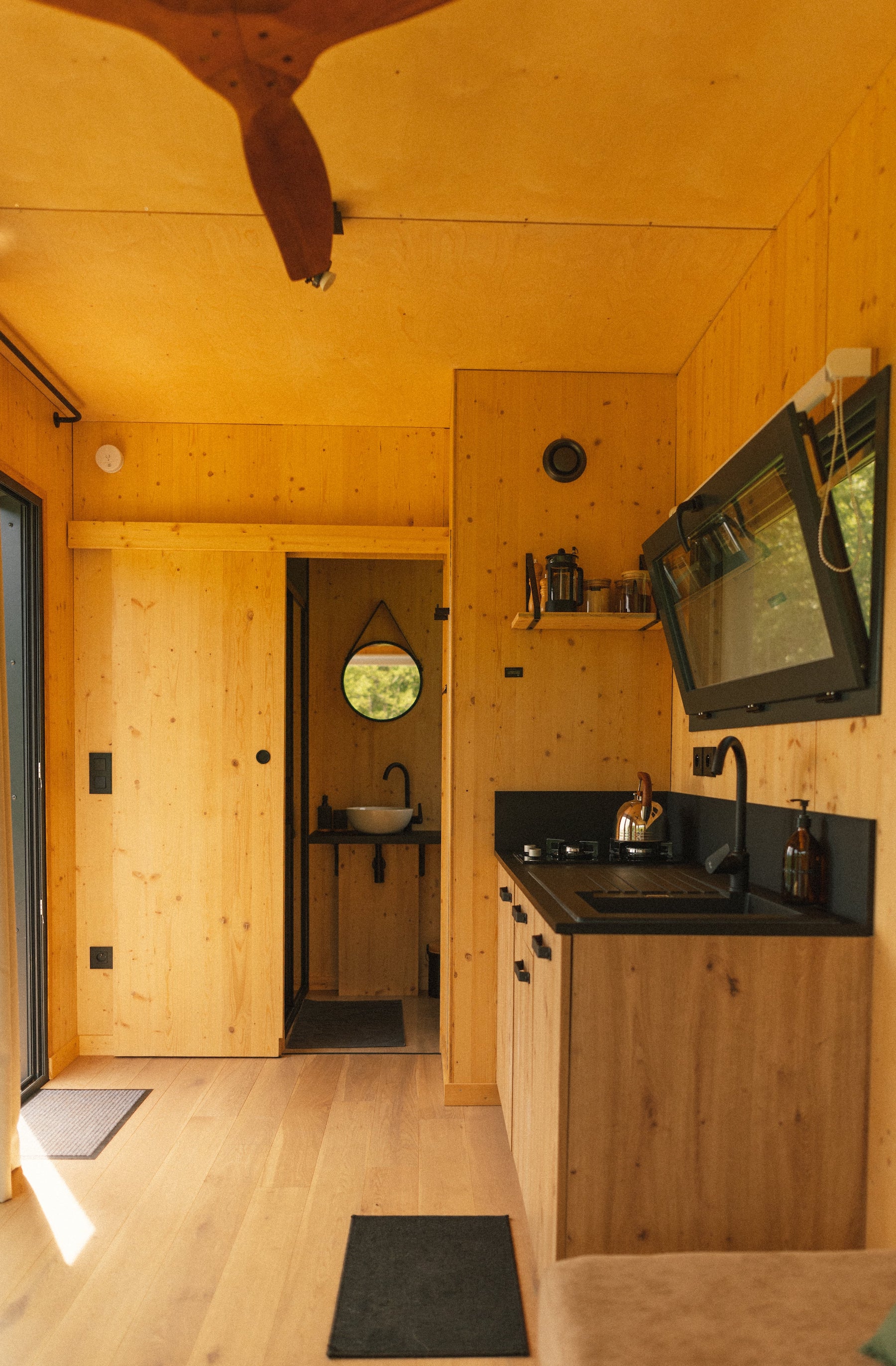 Une Tiny House moderne au cœur de la Basse-Normandie à Landes-Sur-Ajon — salle de bain