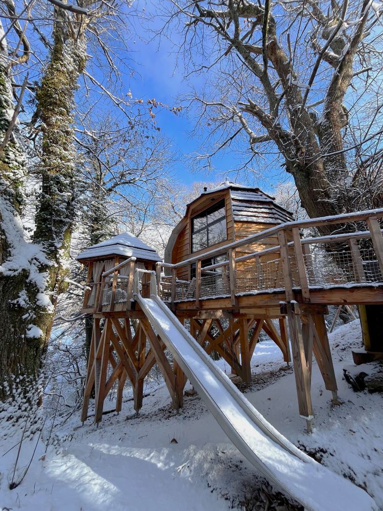 Évasion romantique dans une cabane SPA sur pilotis à Gillonnay — vue intérieure
