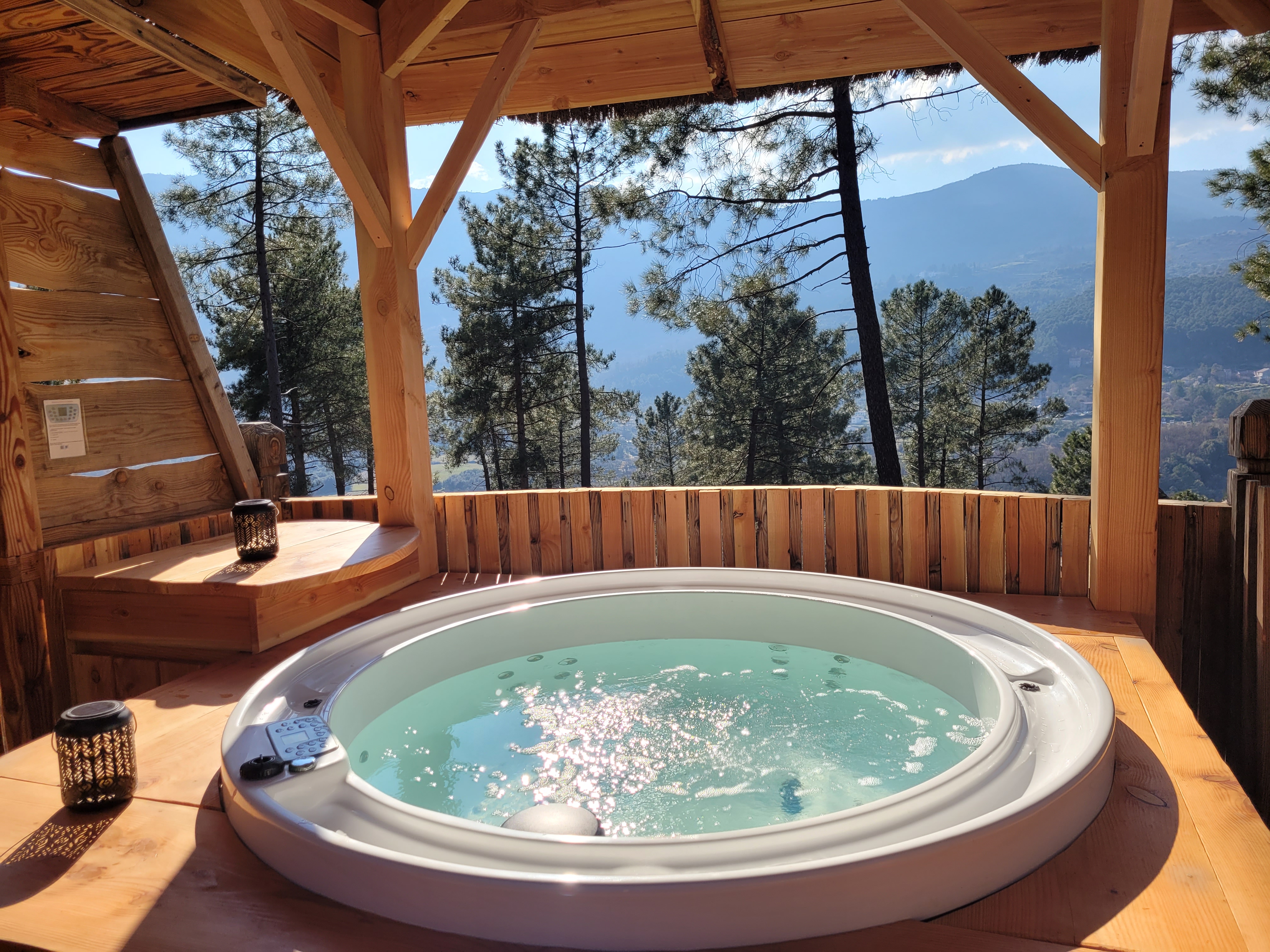 La cabane & spa / sauna L'Eden — Cabane perchée à 6m en Ardèche à Le Teil — vue intérieure