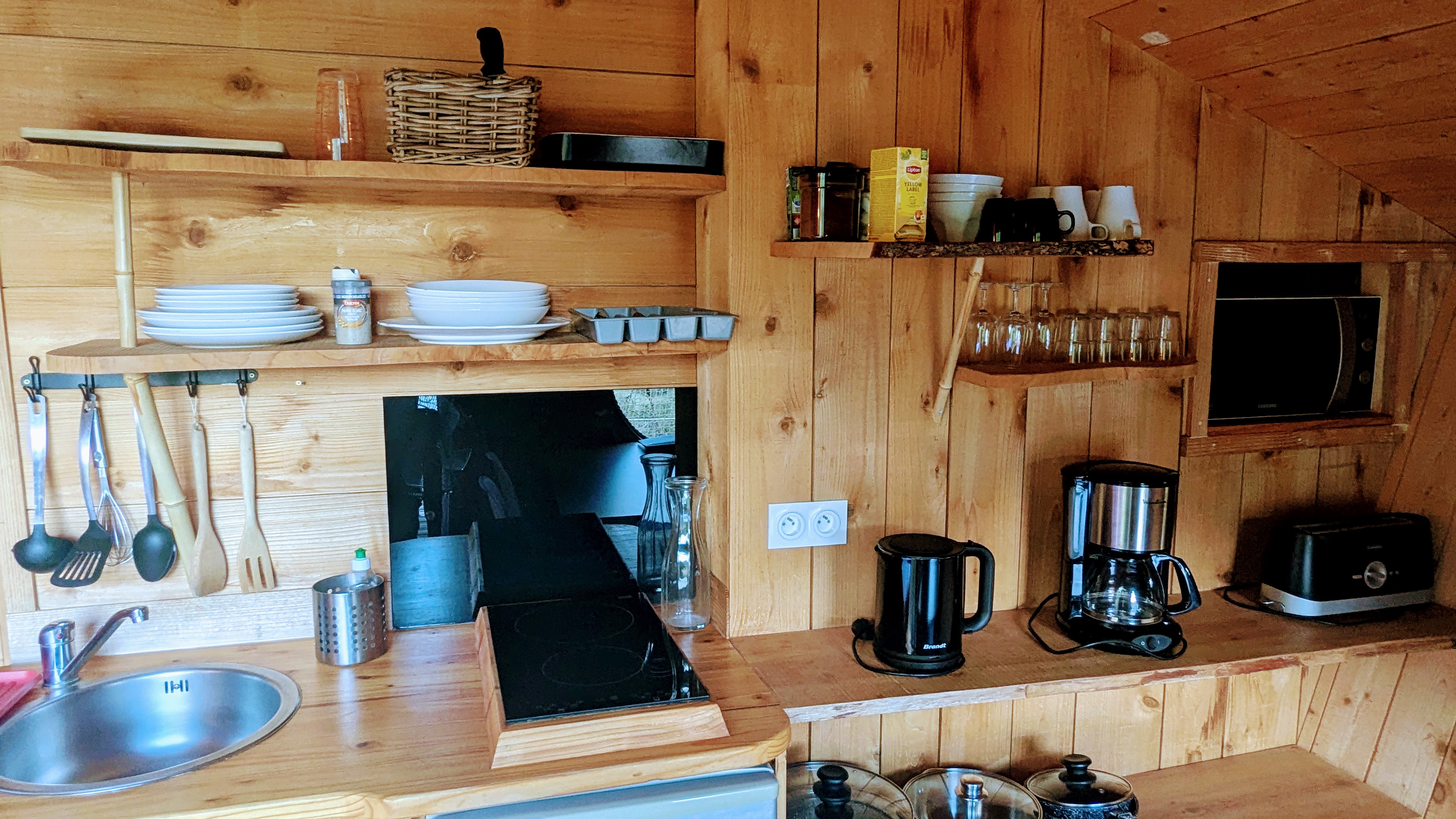 La Chênaie : une cabane sur pilotis pour une immersion en nature à Serrières-Sur-Ain — environnement naturel