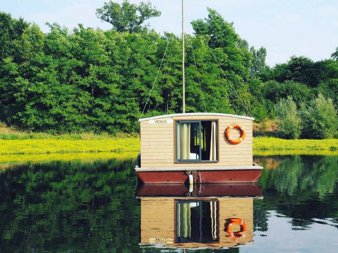 La Toue au Mouillage : une expérience flottante en famille à Chassenard — espace de vie