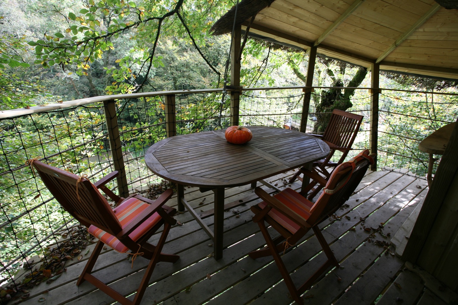 La Cabane Ti Milin : une expérience suspendue en Bretagne à Quistinic — vue intérieure