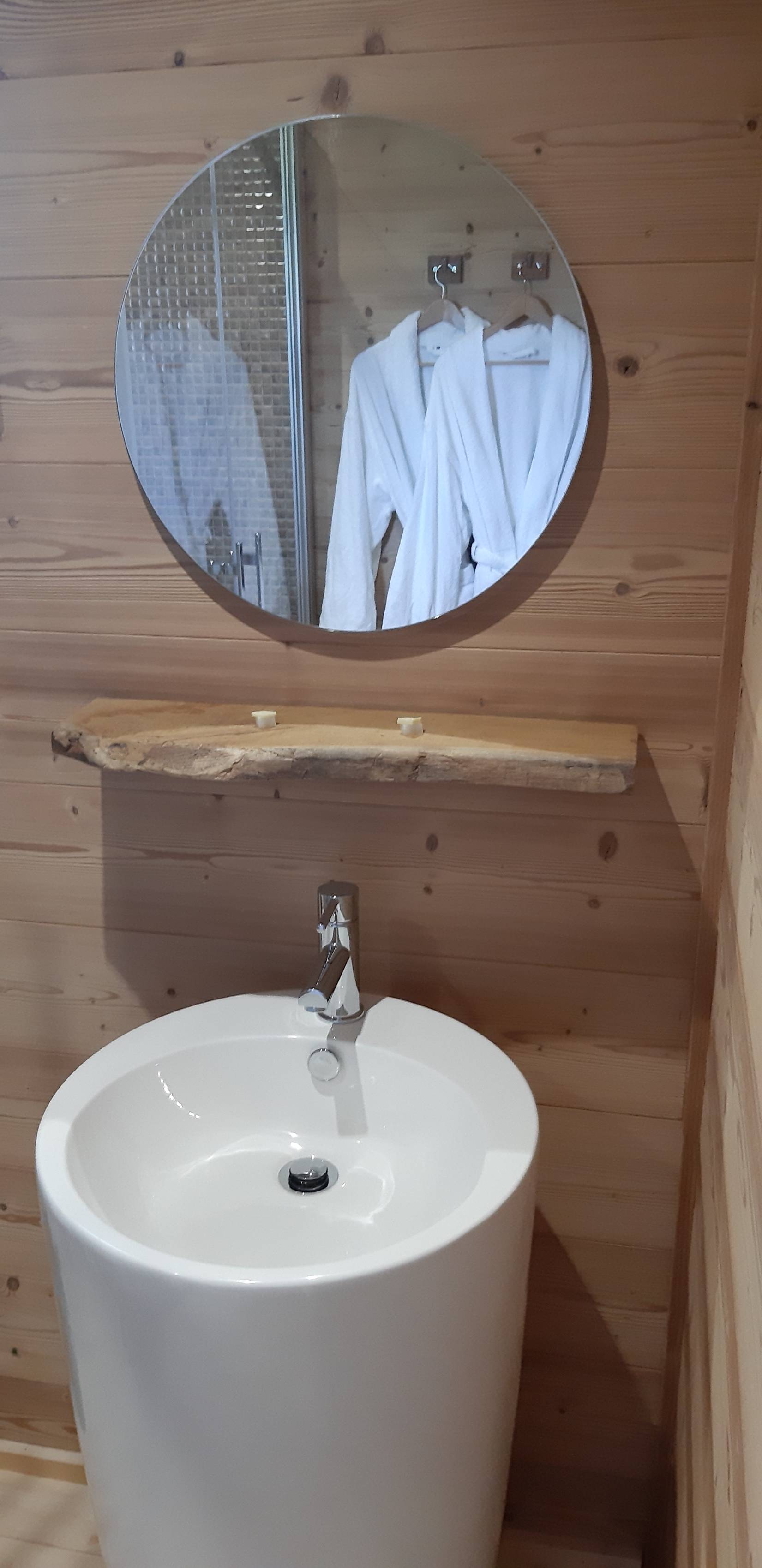 La Cabane Cassanha & Spa : une évasion romantique en pleine nature à Méjannes-Lès-Alès — détail architectural