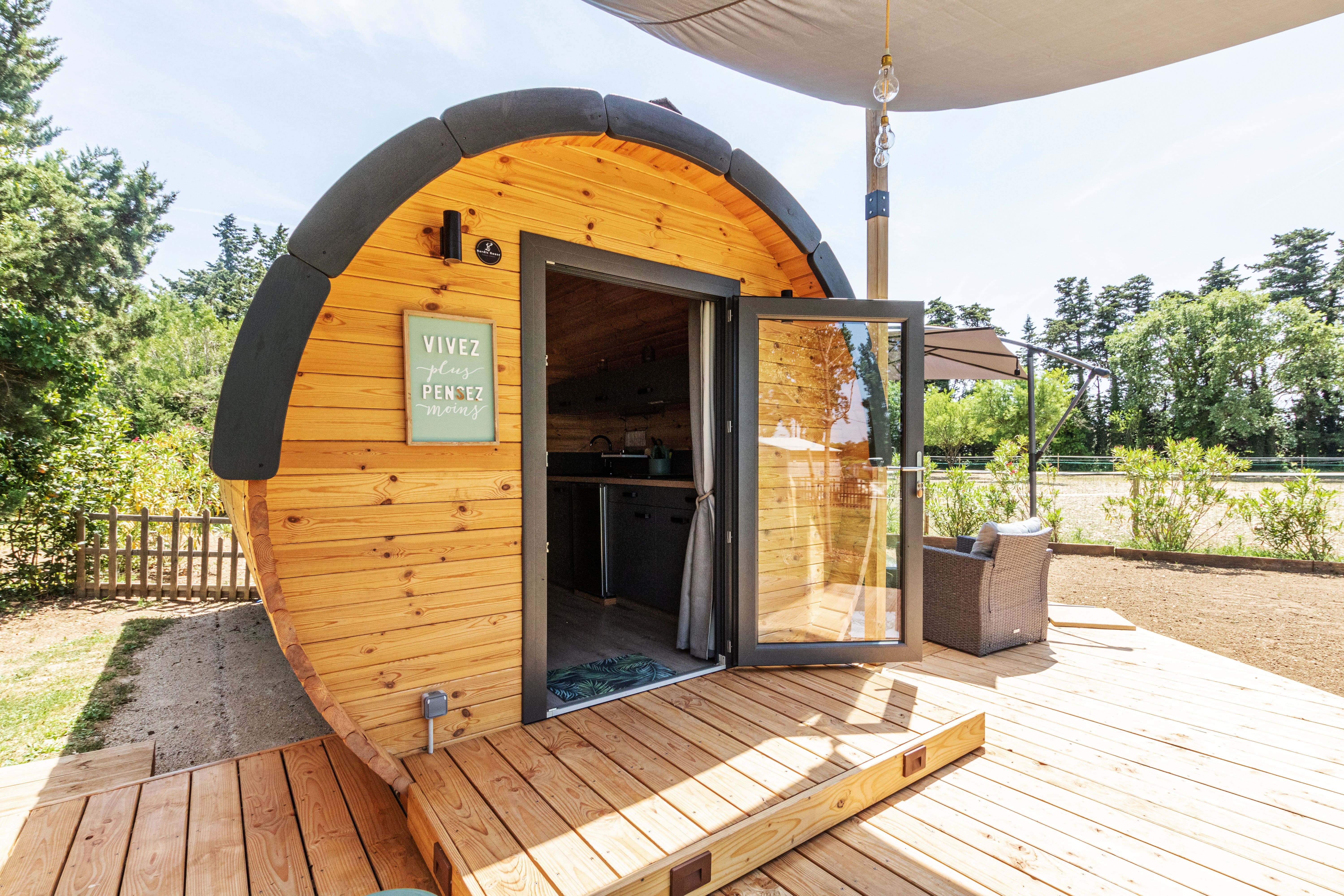 Hébergement Tonneau Prestige — Nuit cocooning avec piscine à Vaucluse à Fontaine-de-Vaucluse — environnement naturel