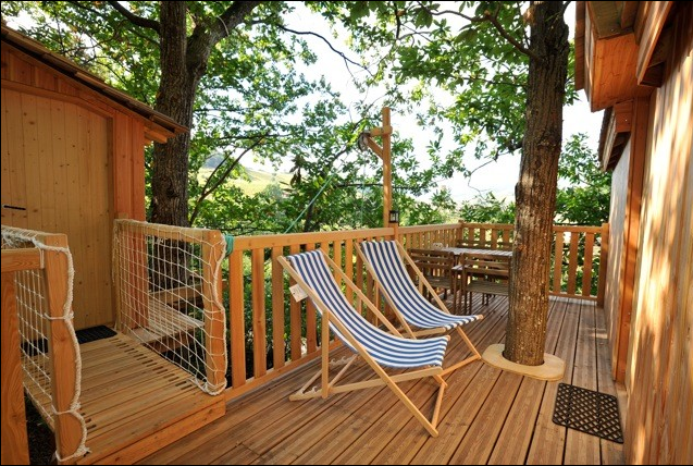 Cabane du Haut : une immersion dans les arbres en Rhône-Alpes à Quincié En Beaujolais — salle de bain
