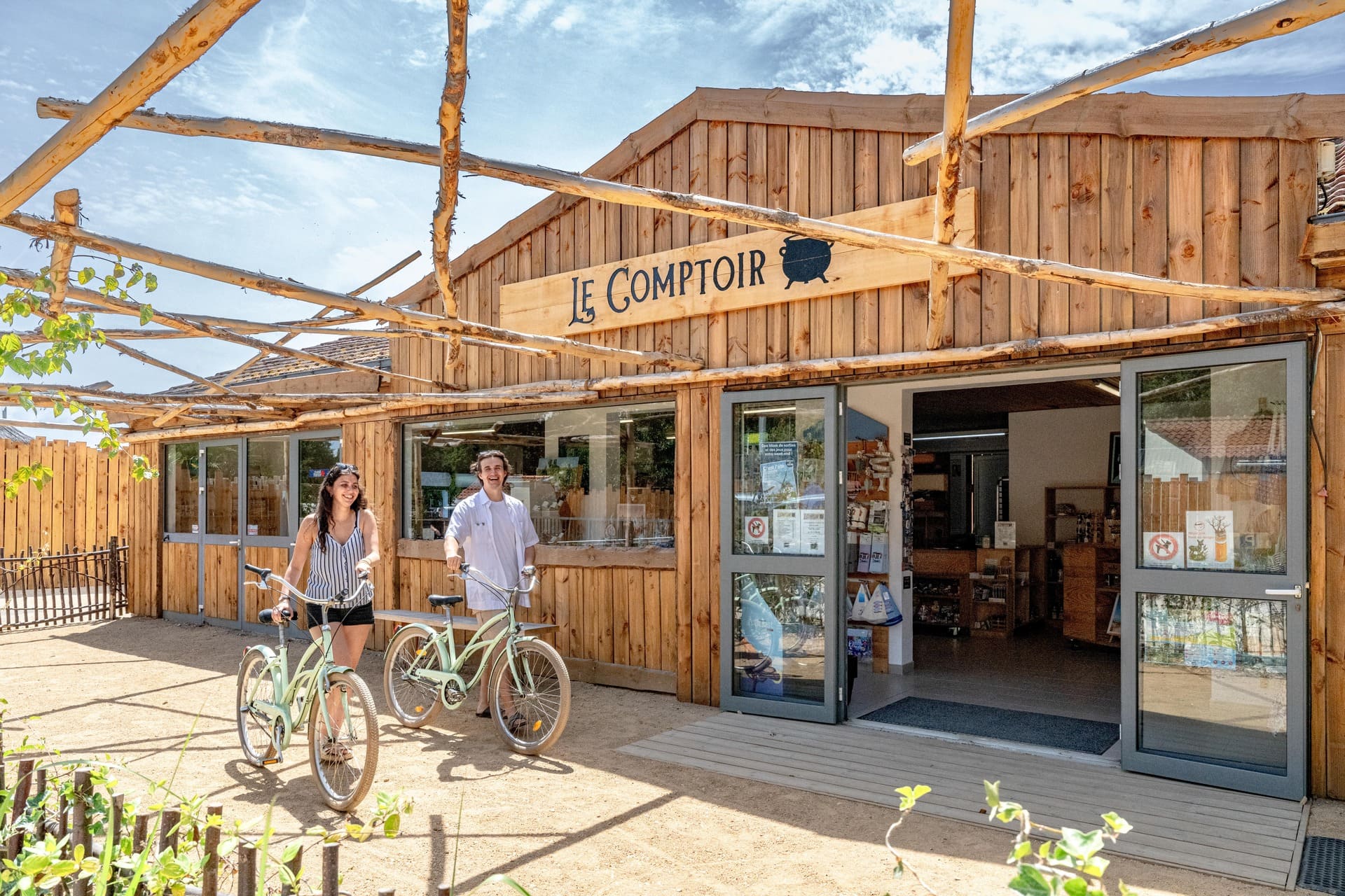 Cabane Nature — Séjour insolite avec spa à Flower Camping Au Bois des Biches à Saint-Jean-de-Monts — détail architectural