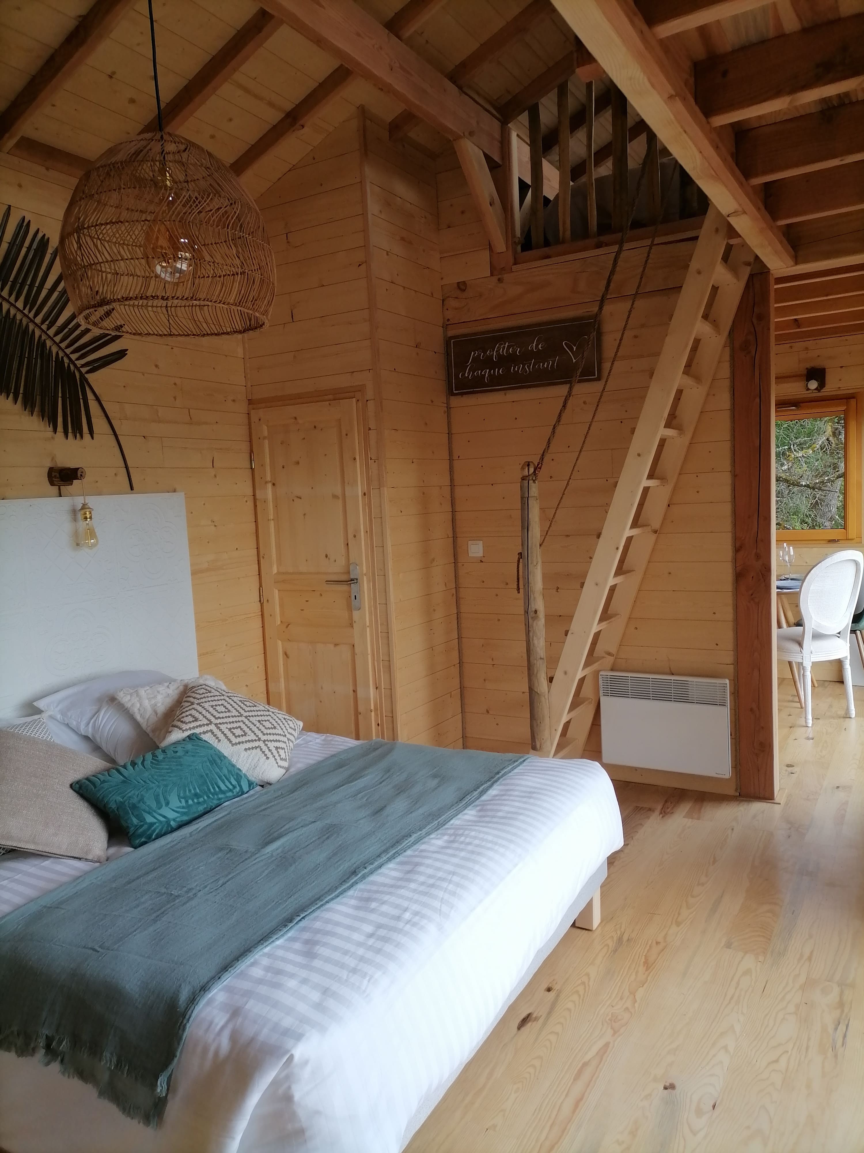 Cabane l'Embène & Spa : une escapade insolite en Auvergne à Carlat — vue depuis la terrasse