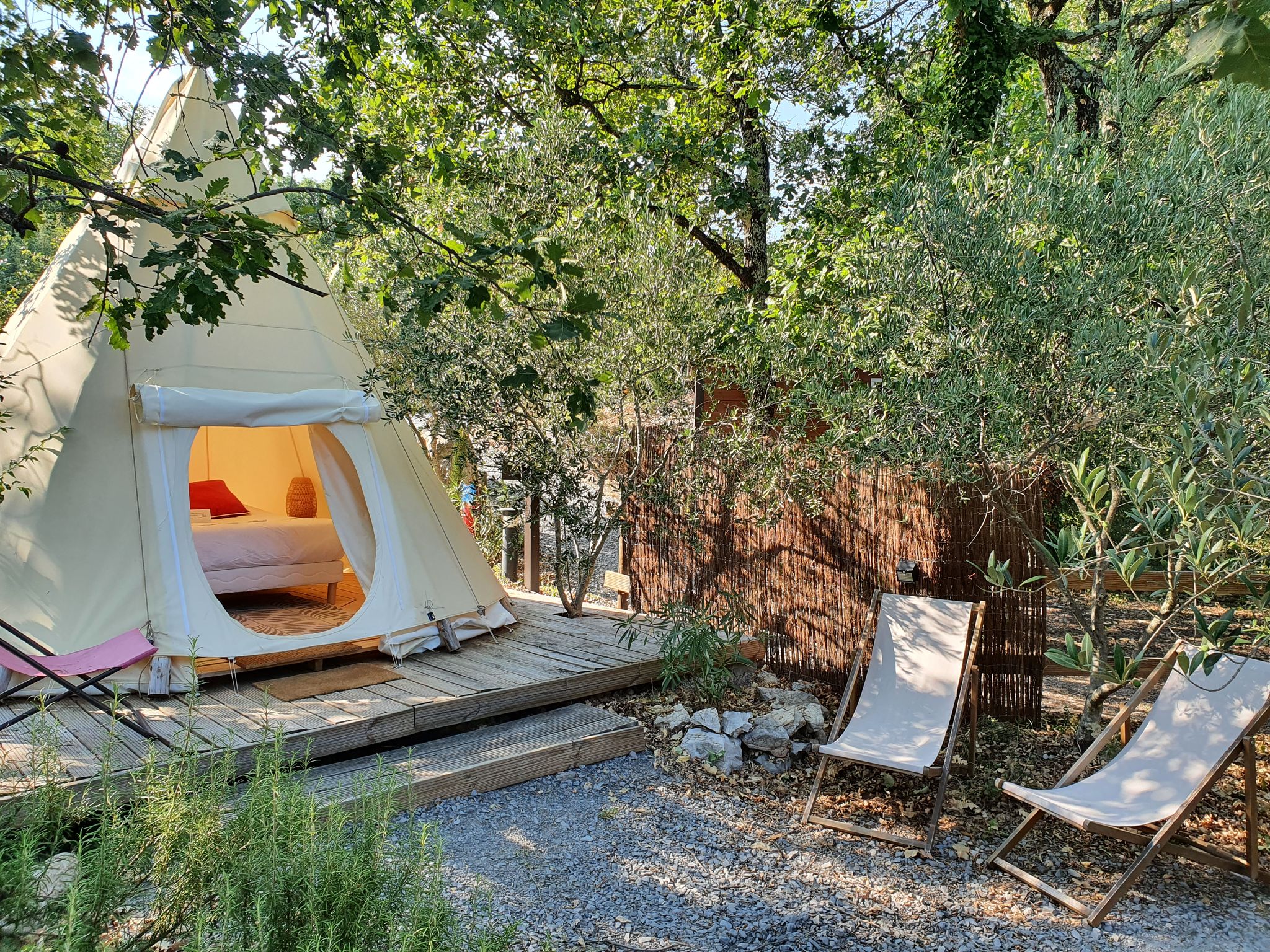 Un tipi lodge avec spa privatif pour une escapade romantique