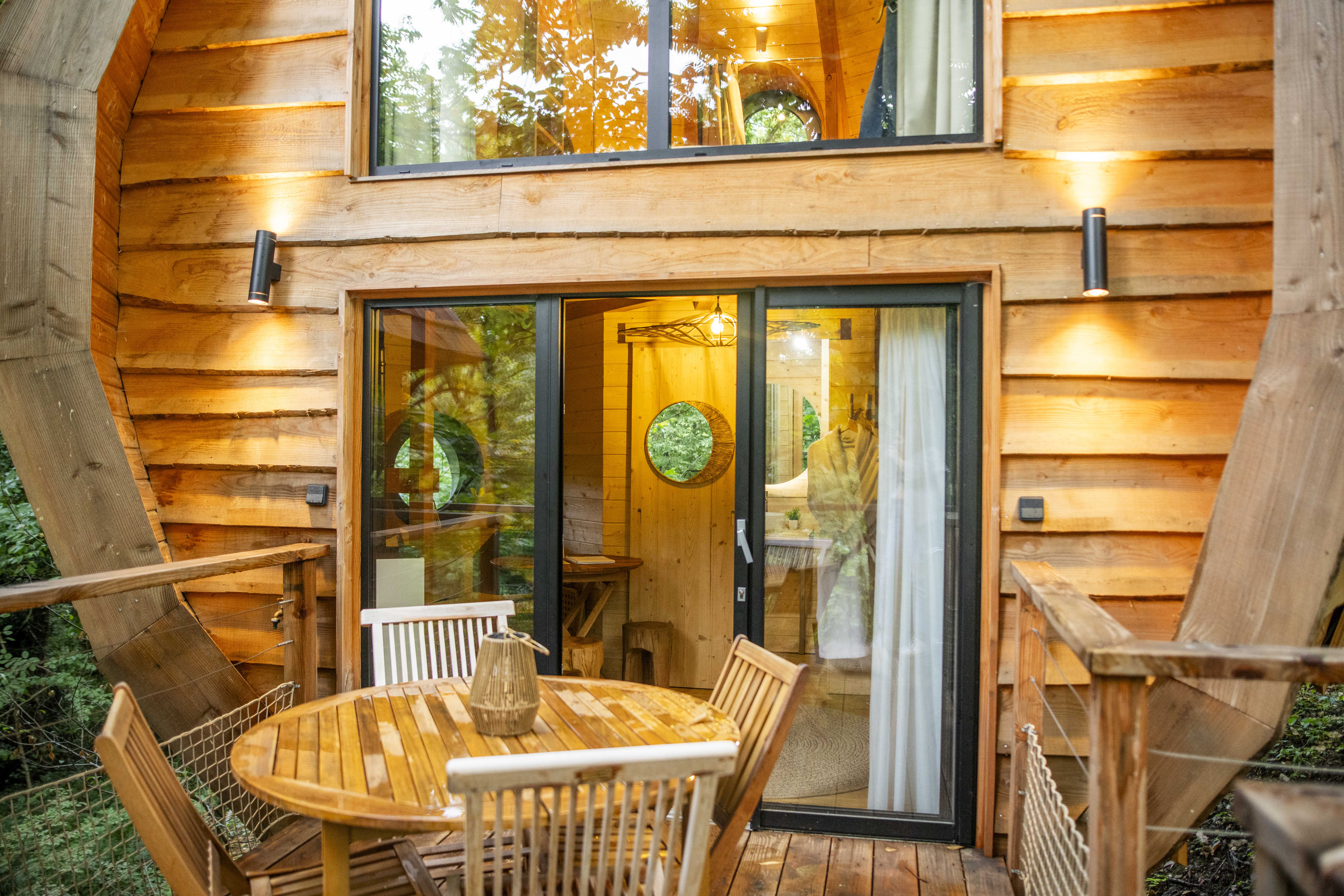 Évasion romantique dans une cabane SPA sur pilotis à Gillonnay — salle de bain