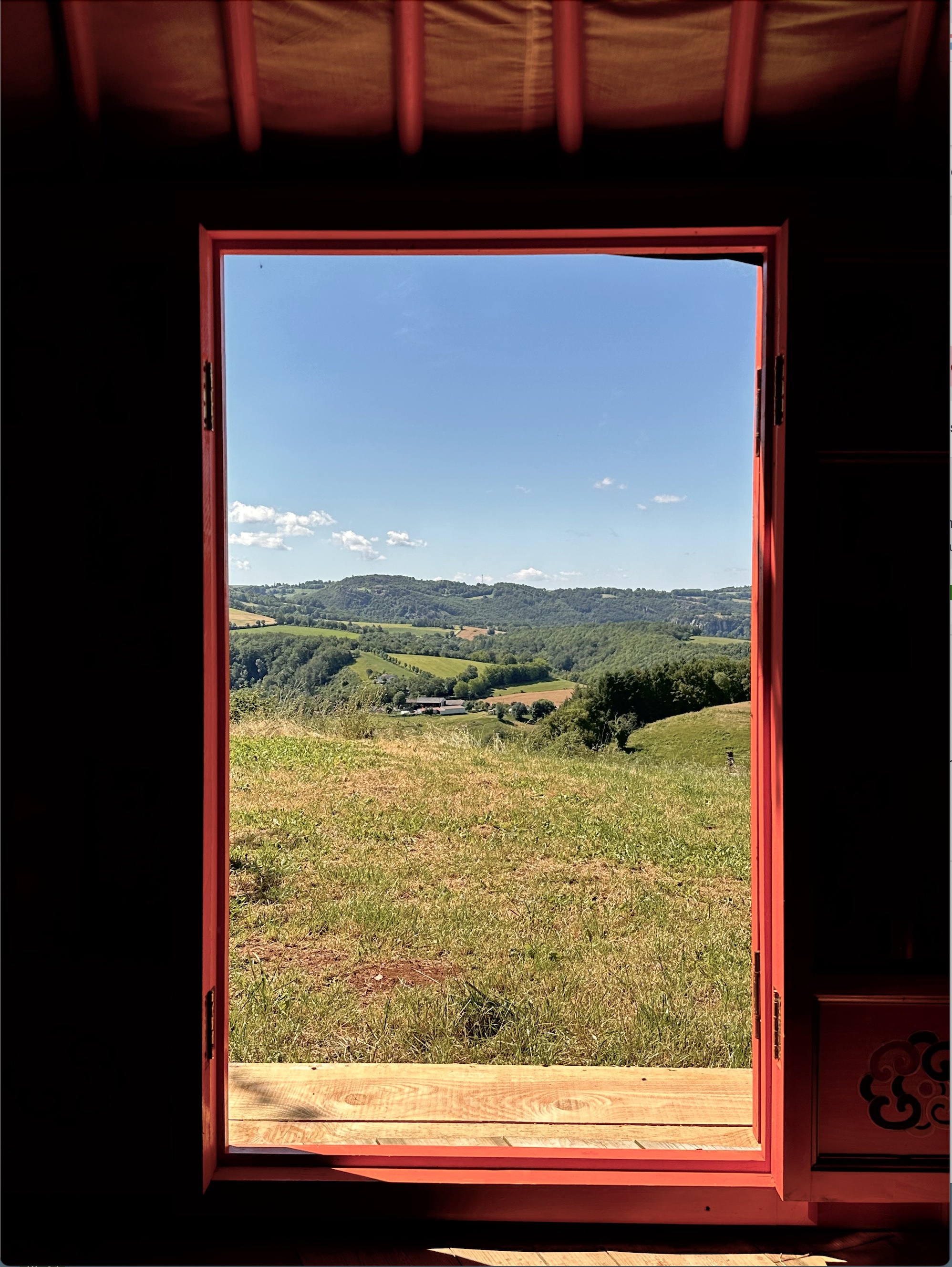 Yourte avec piscine partagée et vue panoramique à Teillet — salle de bain