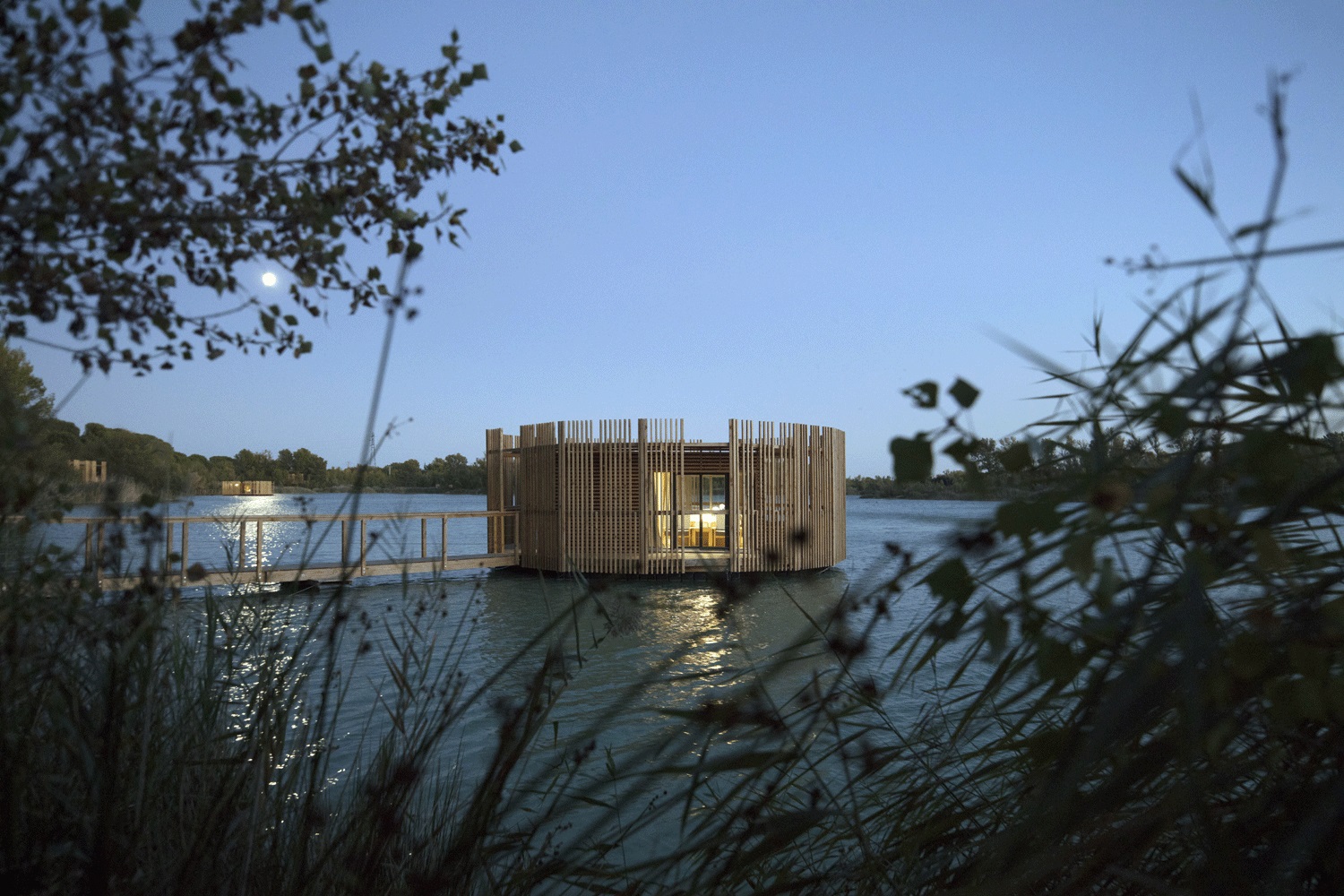 Cabane Nectar : une échappée belle sur l'eau en Provence à Sorgues — vue depuis la terrasse