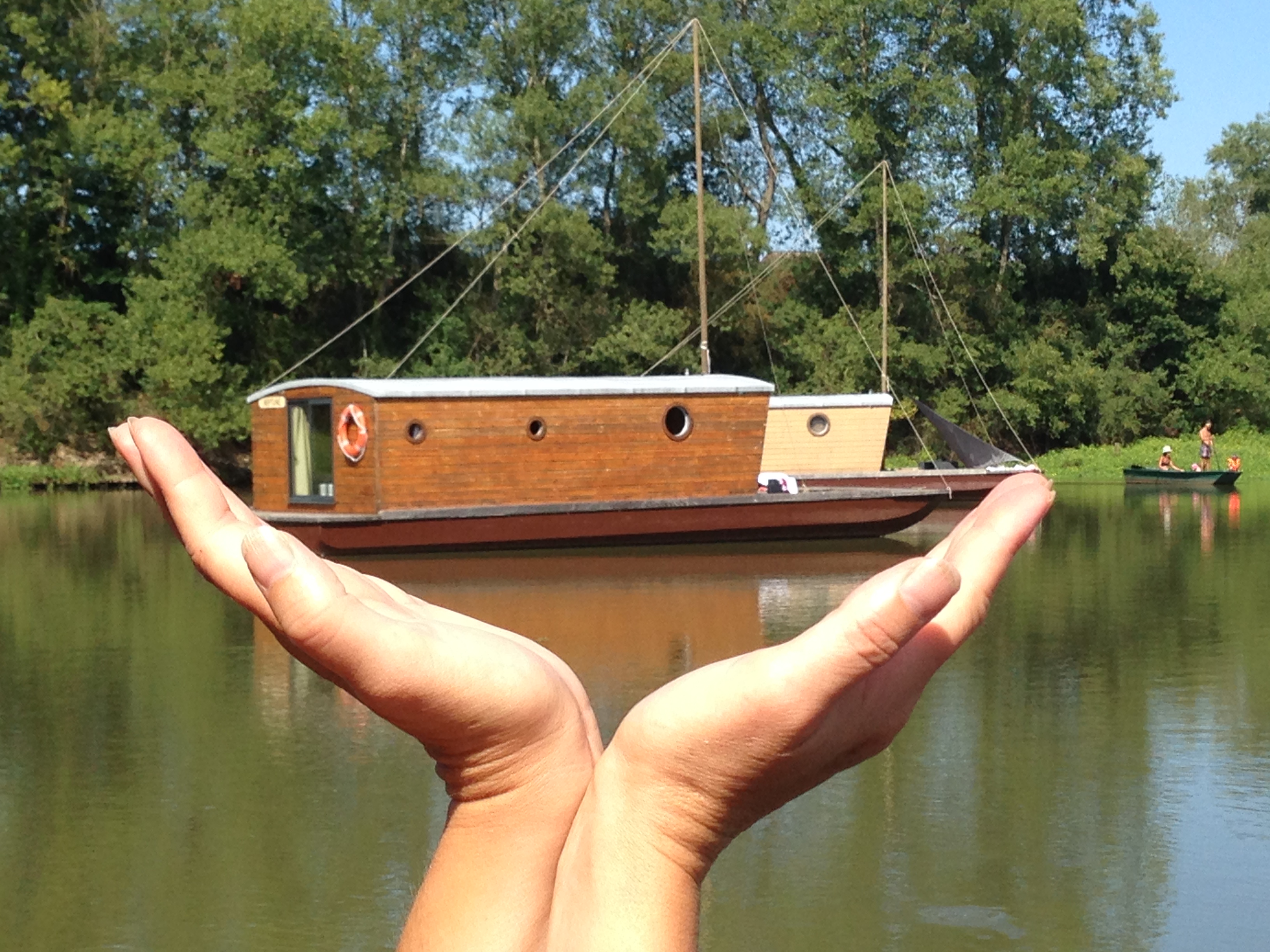 Toue cabanée familiale sur l'eau : une expérience unique en Limousin — Cabane à Chamberet