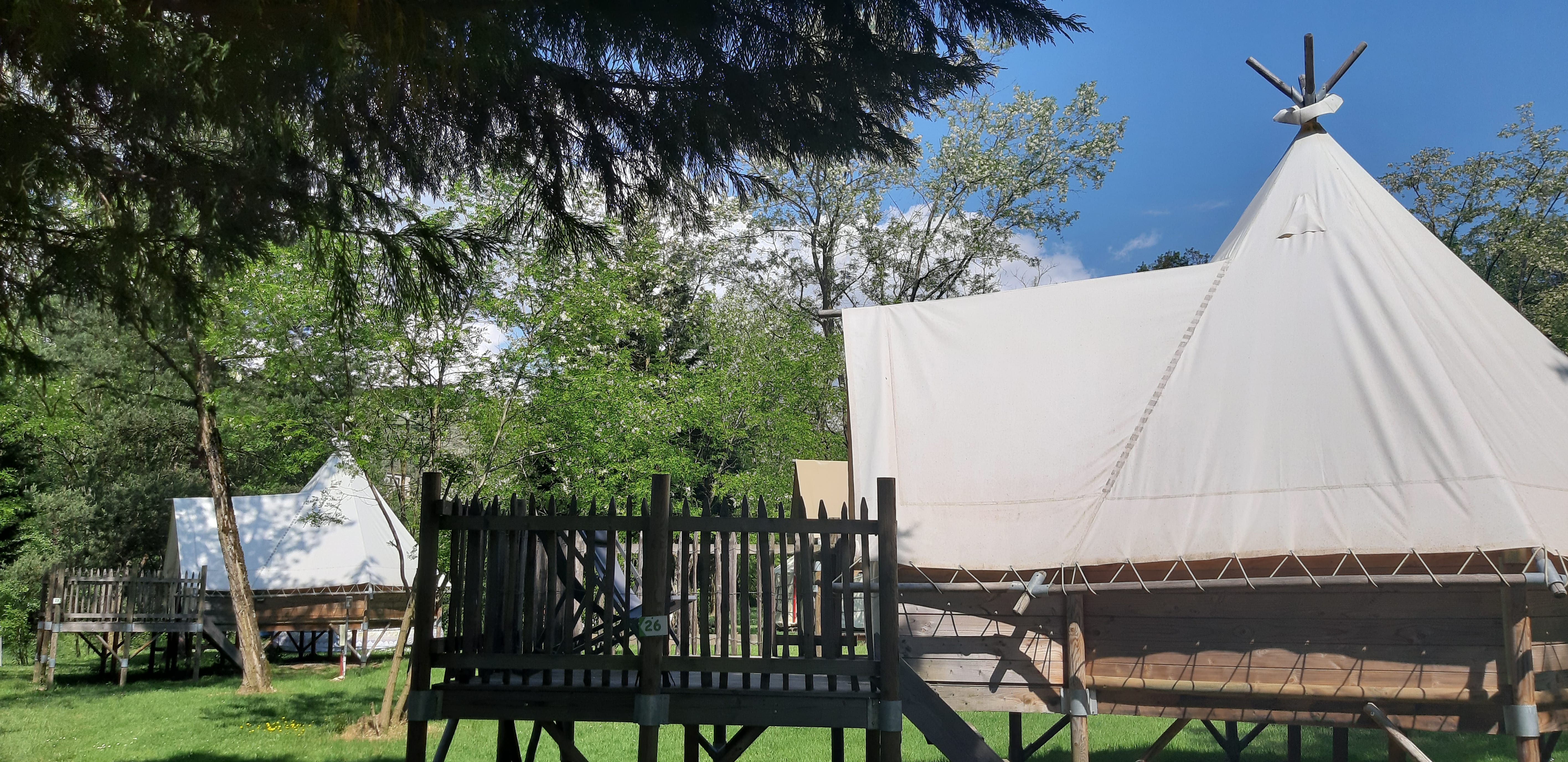 Un tipi-lodge enchanteur pour 4 au cœur de l'Ardèche à Arlebosc — espace de vie
