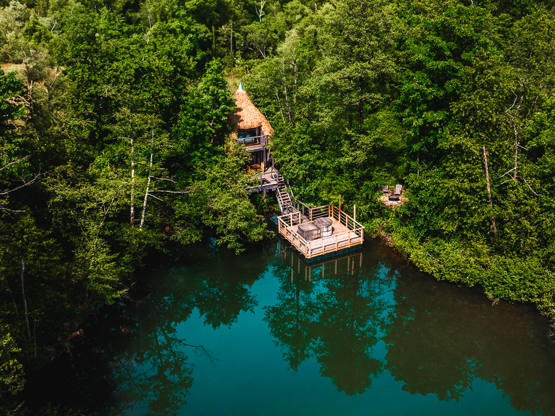 Cabane Spa Merveille : une évasion sur pilotis en Franche-Comté