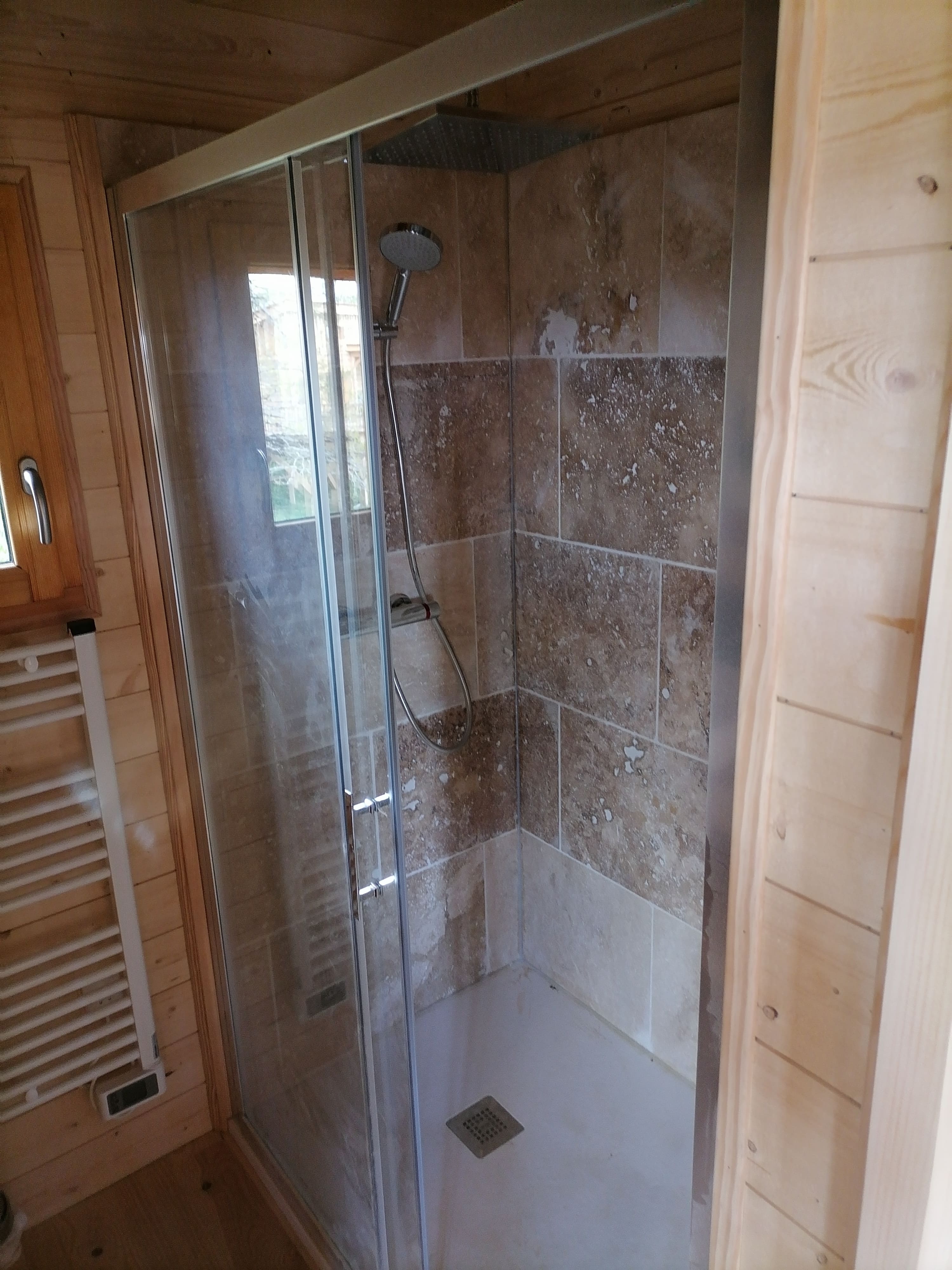 Cabane La Rastène & Spa : une évasion sur pilotis en Auvergne à Carlat — chambre