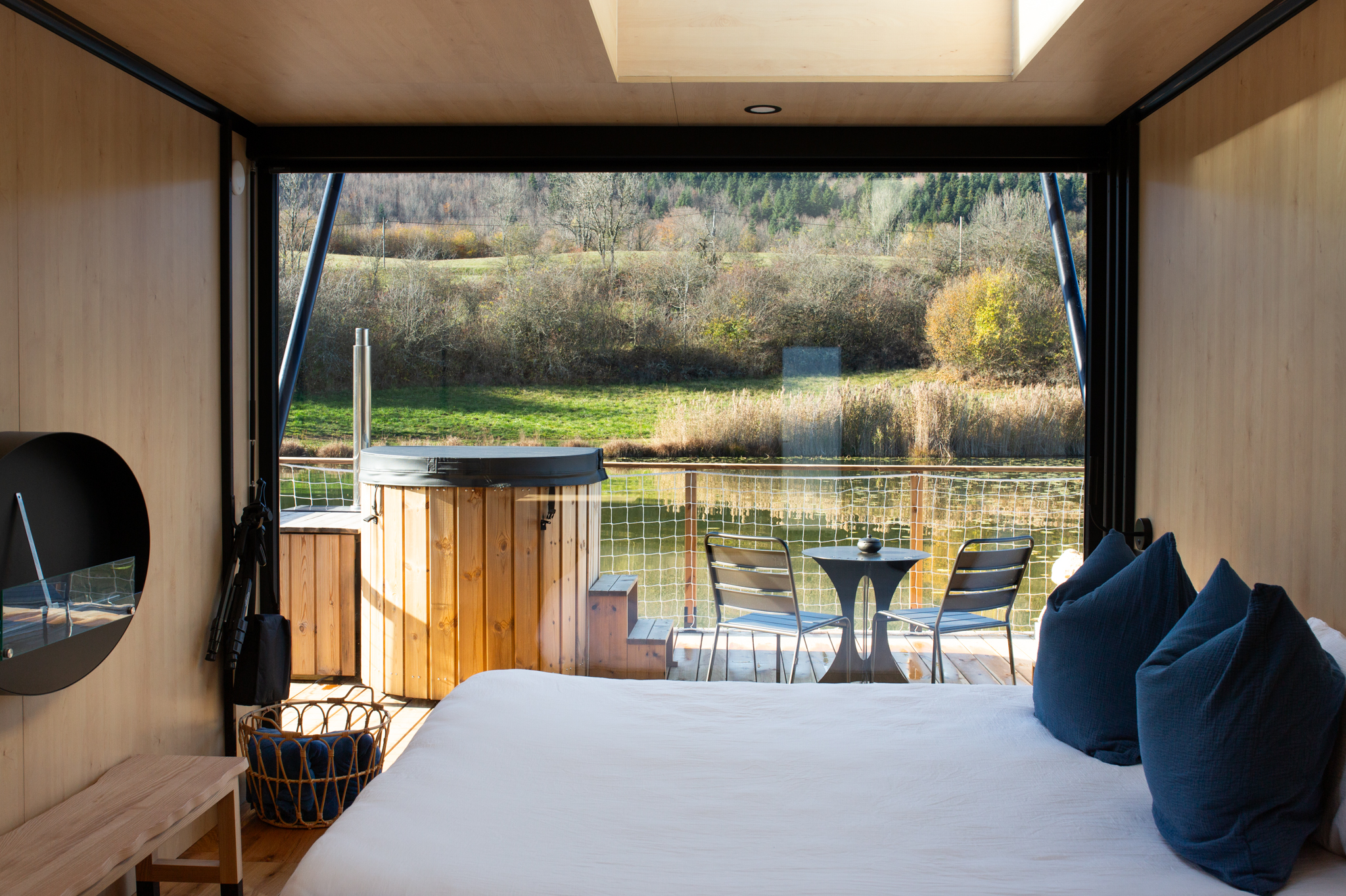 Un lodge sur l'eau avec spa privatif en Rhône-Alpes à Plateau D'hauteville — salle de bain
